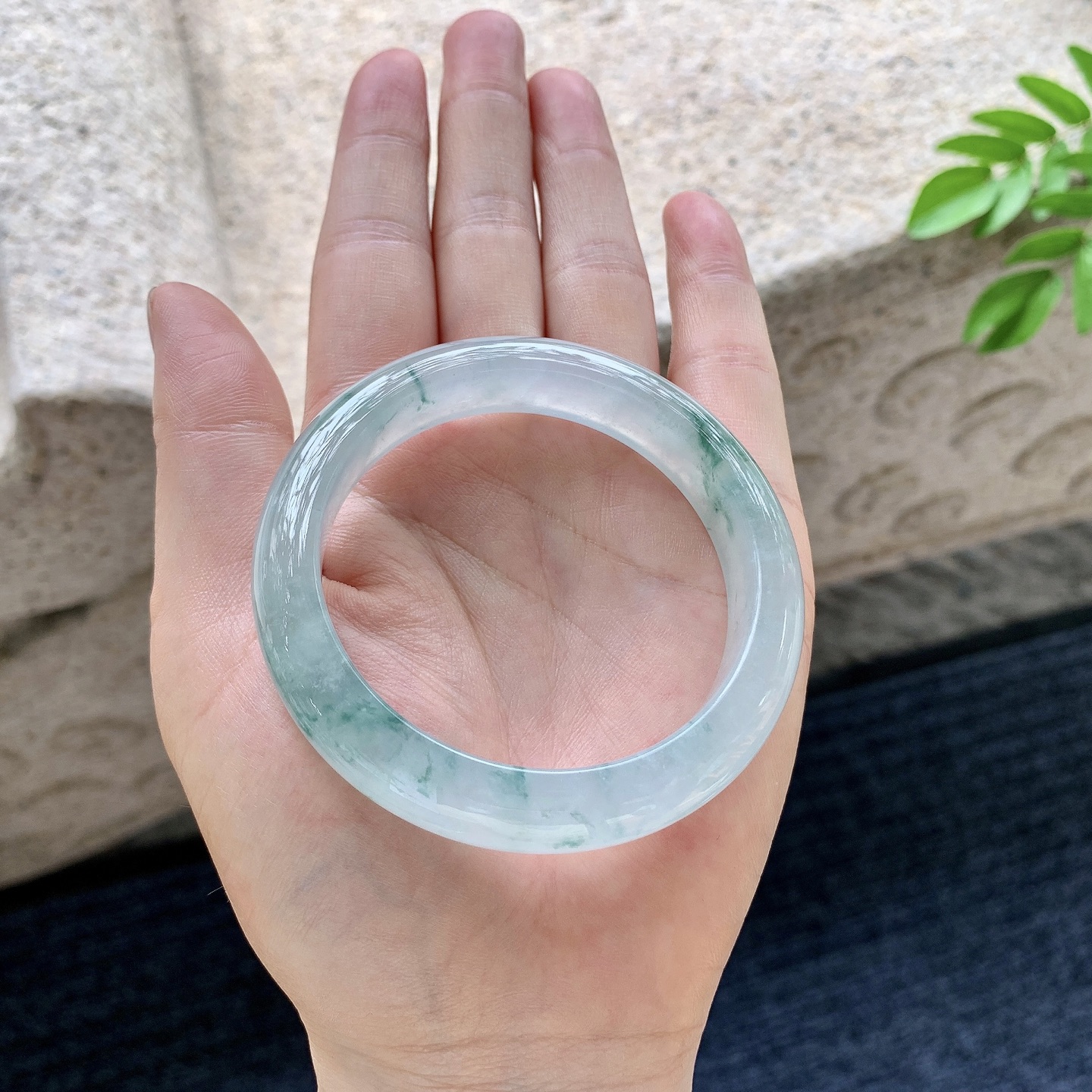正圈50 51，圈口51.7/12/8，编码G7080535，描述：冰糯飘花，水润，种老，细腻，无裂