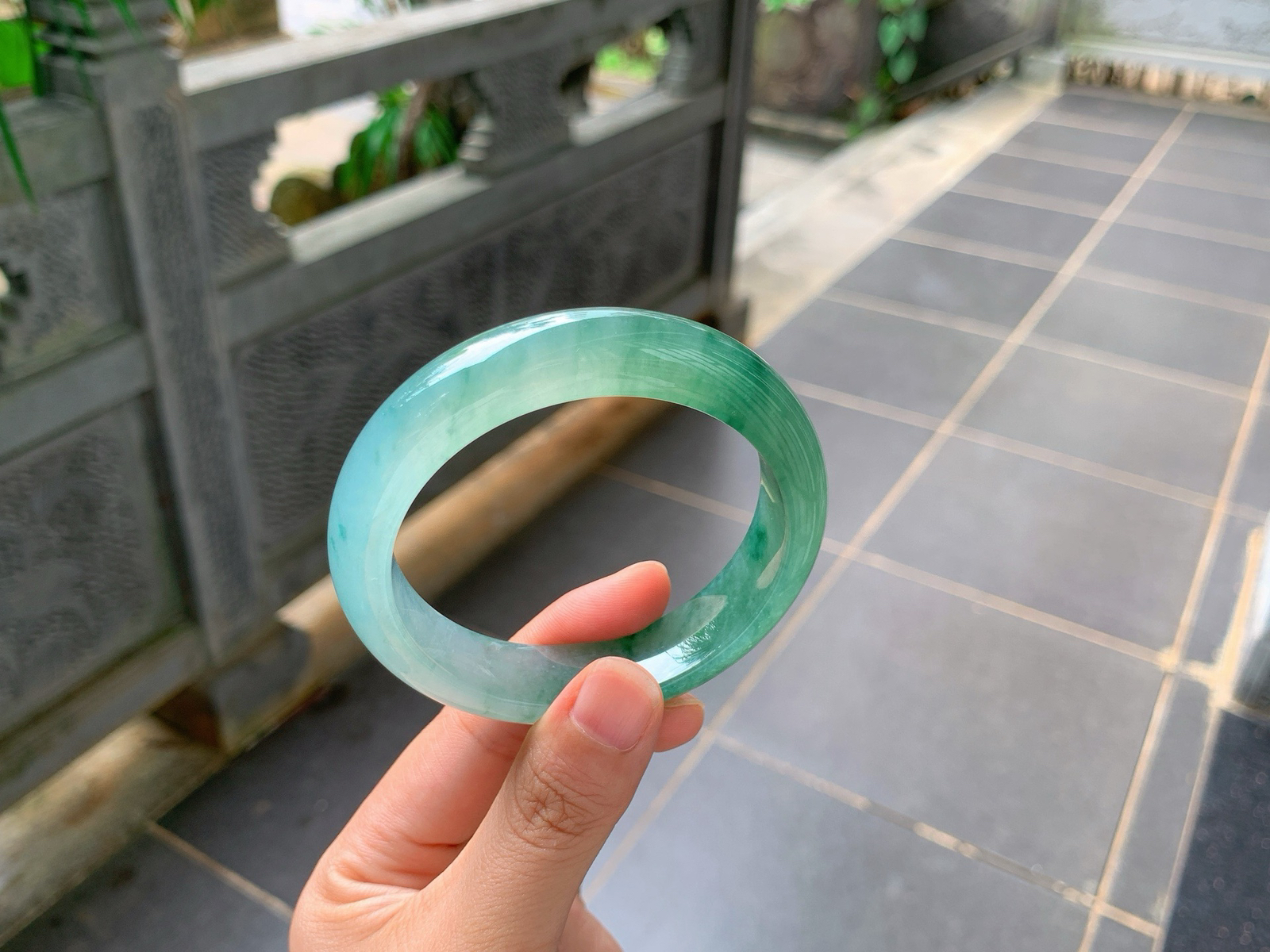 ｜57圈口
冰飘花平安镯
绿意如流云漫过镯身，种水通透起光，花色灵动肆意，上手贵气雅致