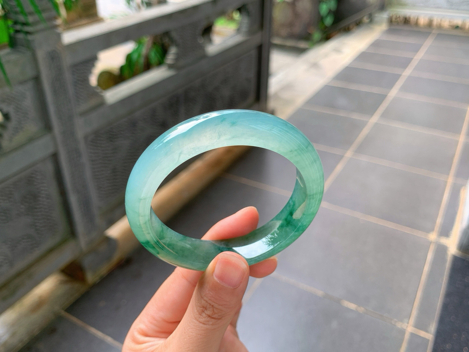 ｜57圈口
冰飘花平安镯
绿意如流云漫过镯身，种水通透起光，花色灵动肆意，上手贵气雅致