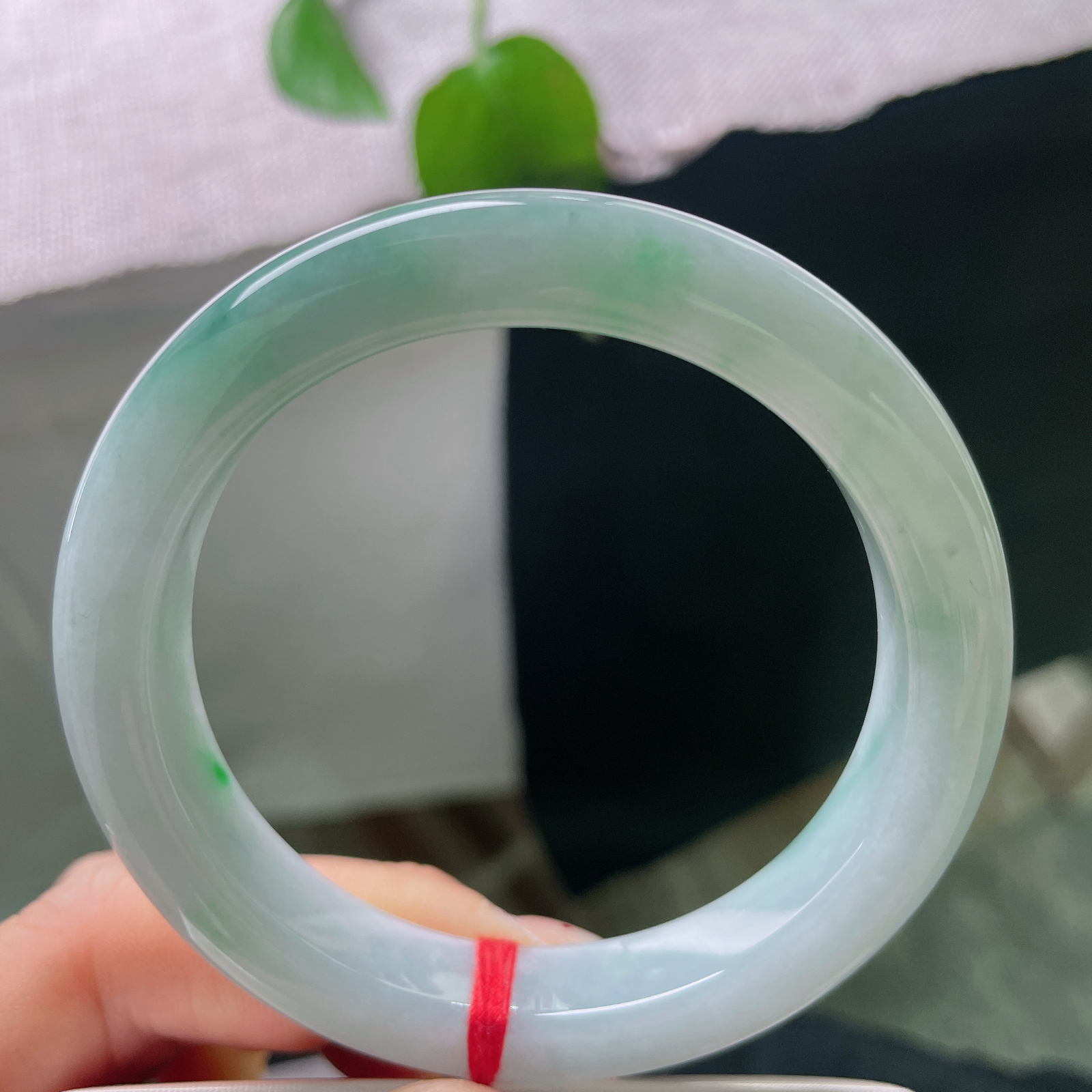 特惠活动#55.7/11.4/8.8，绿底正圈，一点皮纹，几抹翠色悠然晕染，似烟雨江南，远山含翠，一