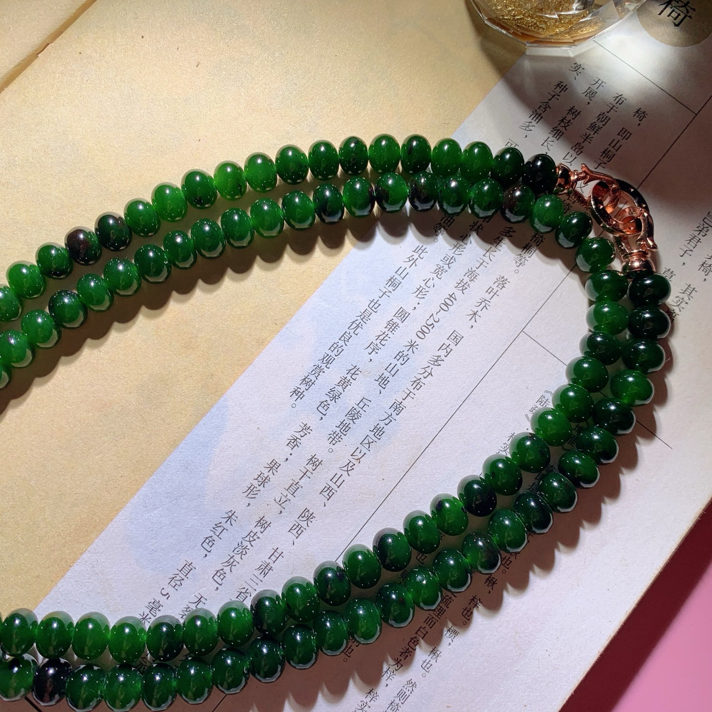 收藏级！和田玉阳绿红皮老料俄罗斯碧玉108算盘珠项链！单颗尺寸5/7重55.5克。玉质细腻油润。手推出油。品相大气 lt260804