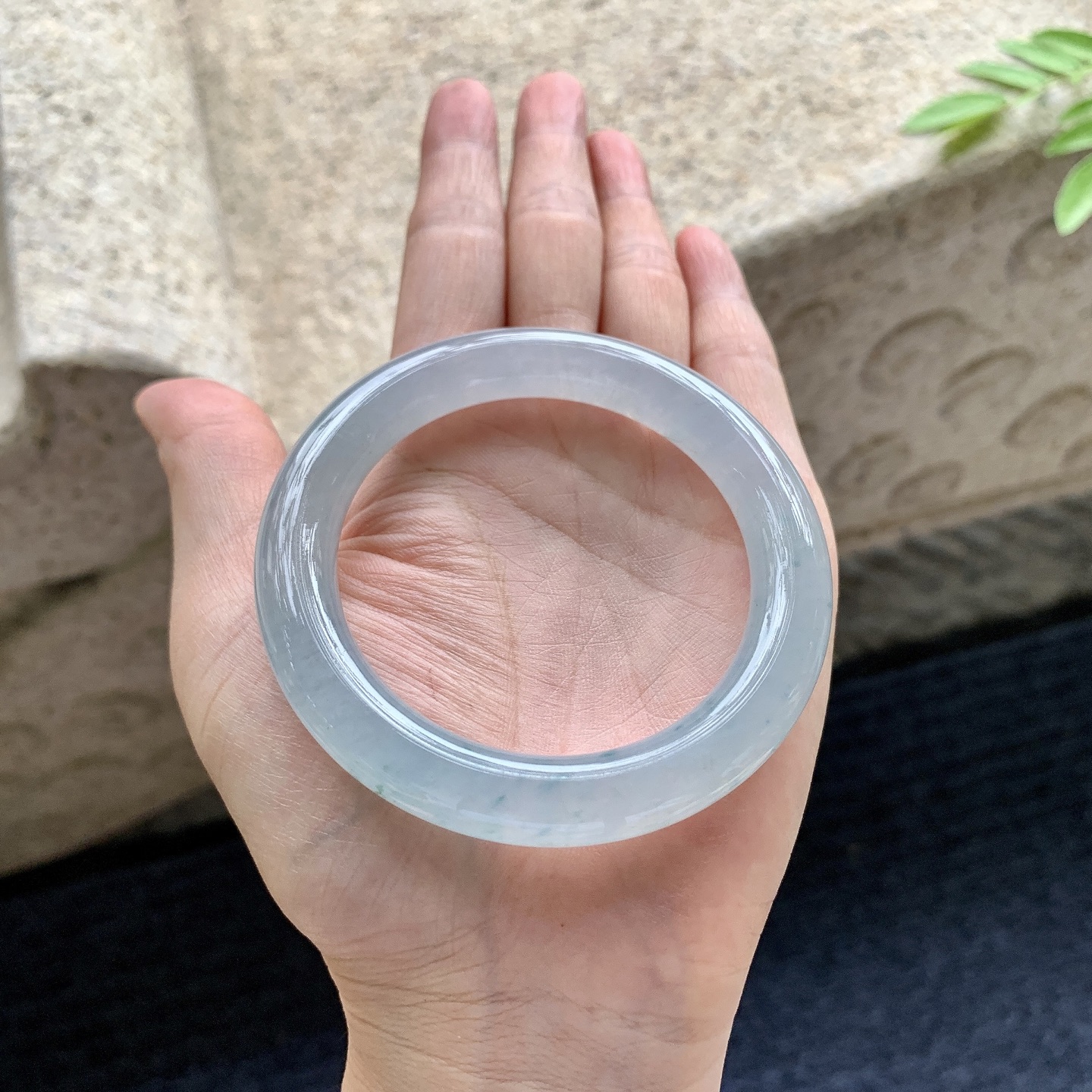 圆条53 54，圈口54/9.8/10，编码A1080431，描述：冰糯淡蓝飘花，水润，种老，细腻，打灯有纹线