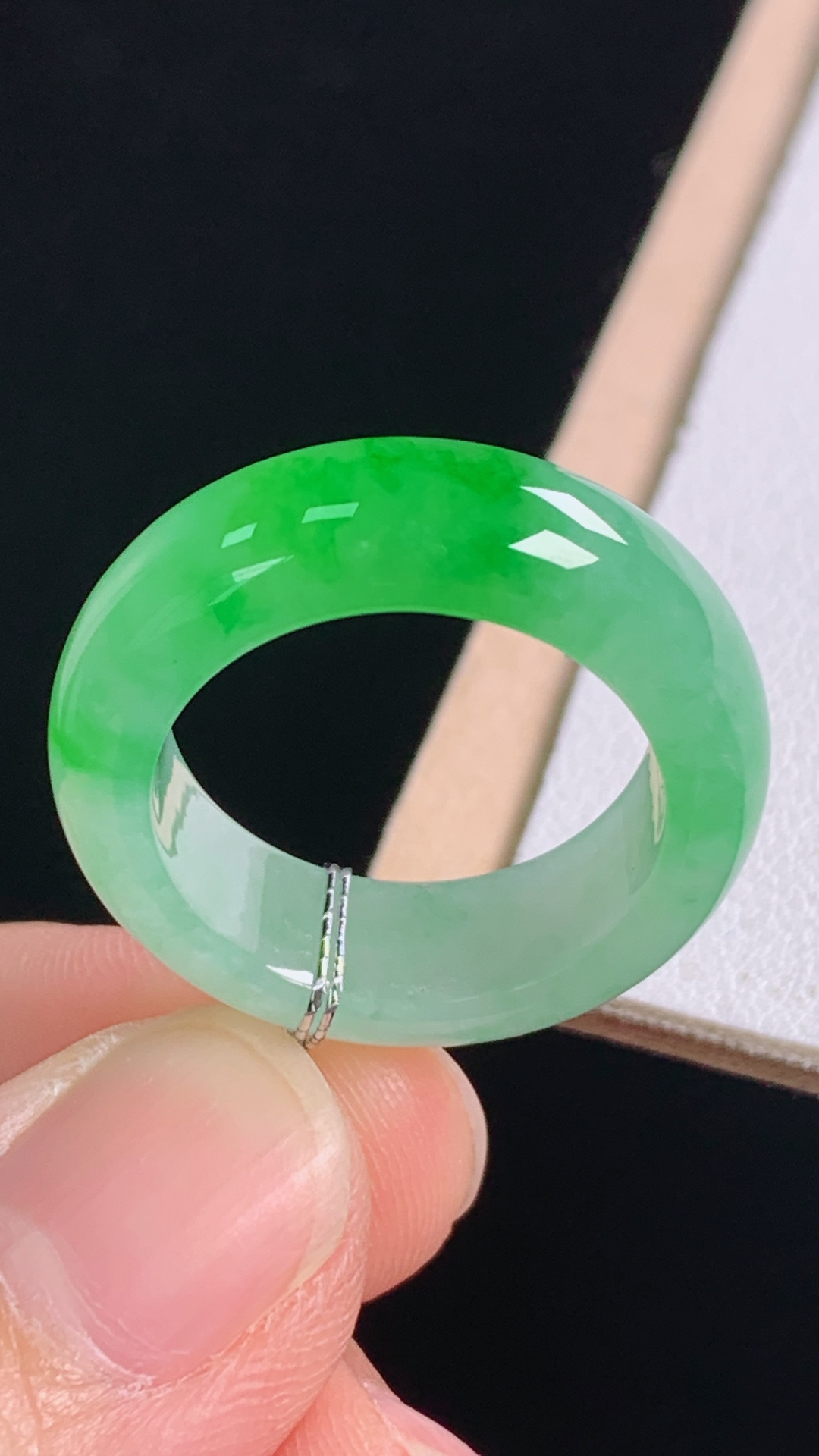 冰绿指环，色泽明艳，底子细腻，无裂，尺寸:圈口13/16.9-6.7-3.6mm