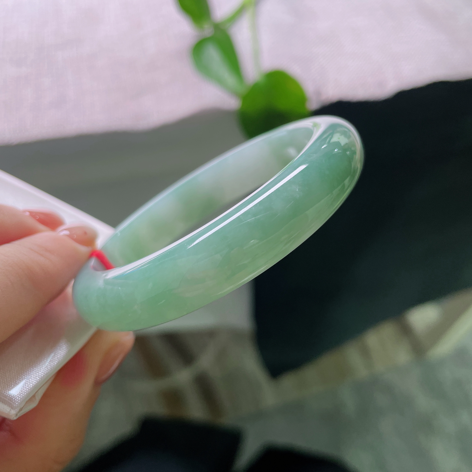特惠活动#55.2/12.2/7.9，油绿正圈，完美，细腻柔和，肉质致密细腻，水头通透温润，糯胶感丰盈，上手冰润清凉。ss56469a