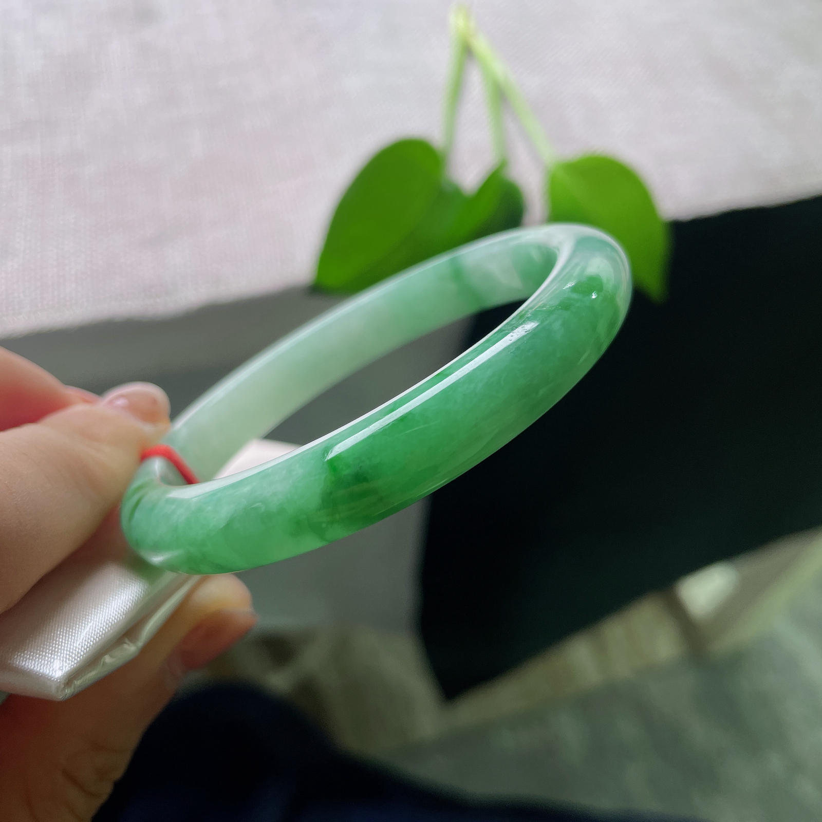 特惠活动#56/9.4/7.6，飘花正圈，皮纹，灵动的绿飘花顺着镯身自然绵延，疏密错落，好似云烟漫过青山，绿意温柔不张扬，上手衬得气质温婉恬静，ss56972a
