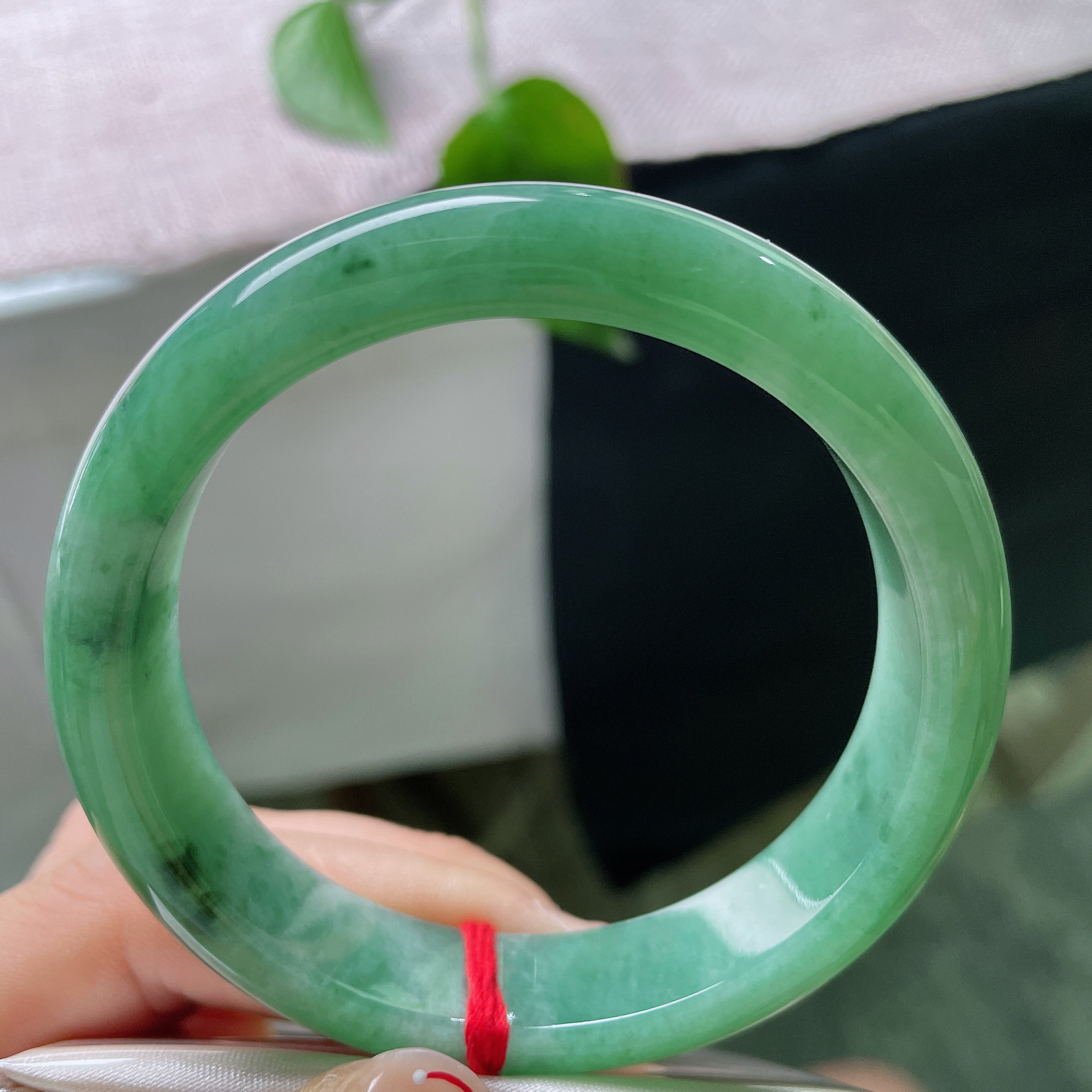 特惠活动#56/12.6/7.9，绿底正圈，一点皮纹，水润度饱满丰盈，镯体莹亮起柔和水光。ss563