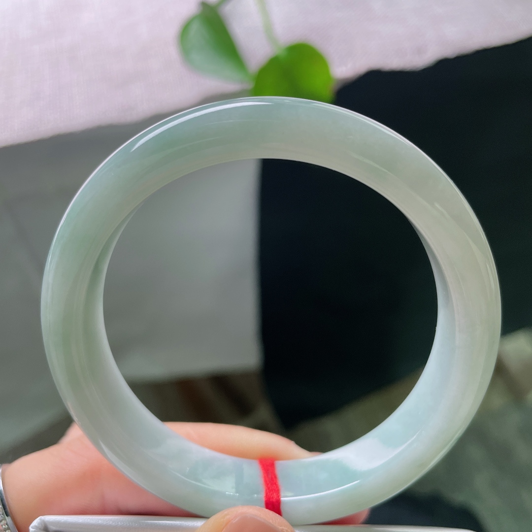 绿底正圈，无裂，晴底飘翠翡翠镯，玉质细腻水润，颜色淡雅耐看，日常佩戴百搭不挑人。ss56908a