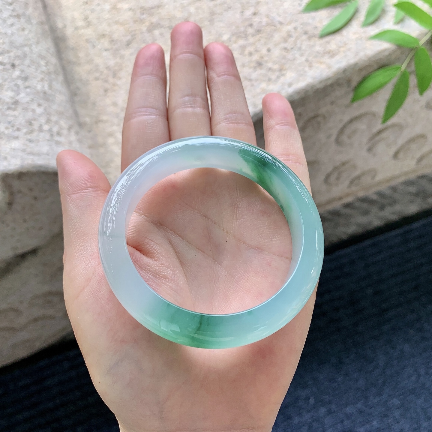 正圈53 54，圈口54.8/12.2/8.6，编码A1072751，描述冰飘绿，清透，水润，种老，细腻，打灯有棉线