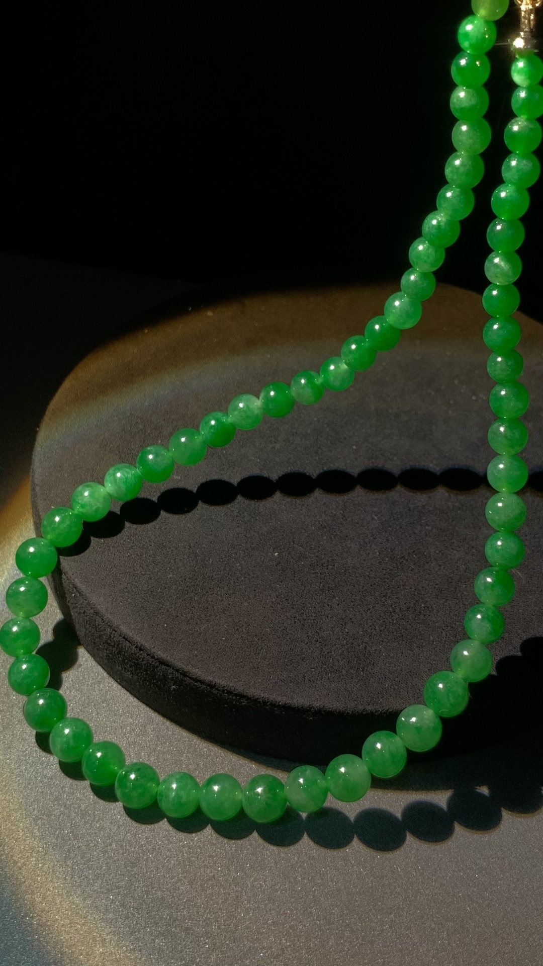 绿珠链项链，直径5～8.2mm，57粒玉珠，总长约400mm，37.69g，18K金，南非钻镶嵌扣子