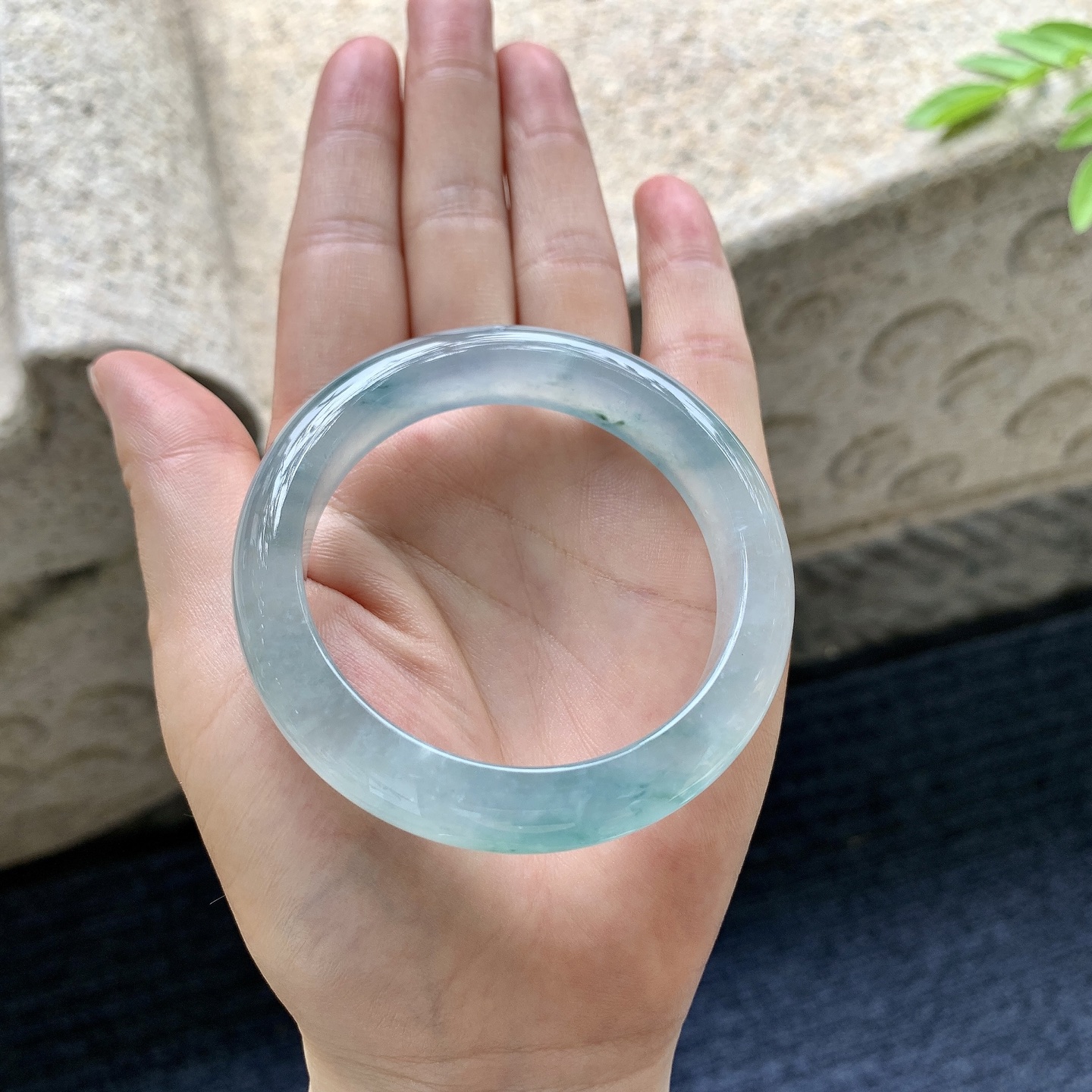 正圈50 51，圈口51.6/11.8/8.1，编码BA080404，冰糯飘绿，水润，种老，细腻，打灯有絮线