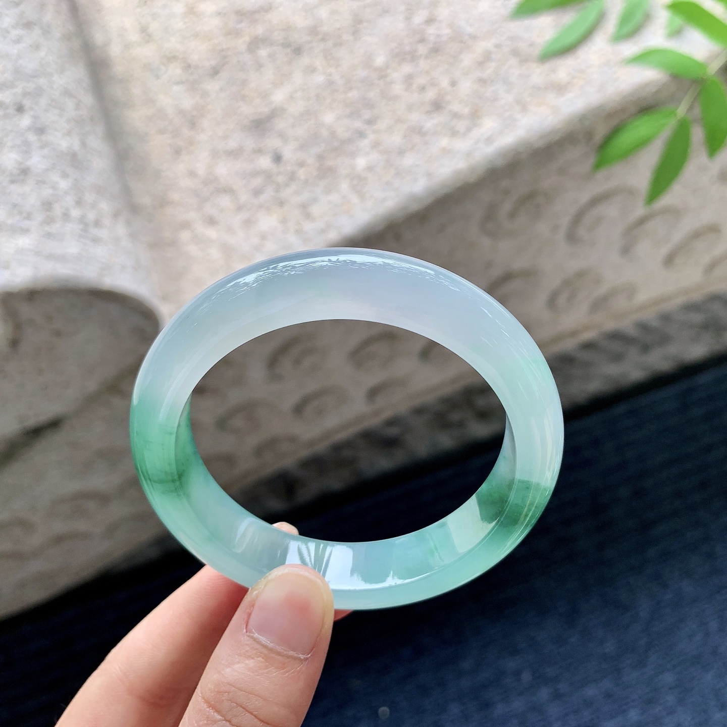 正圈53 54，圈口54.8/12.2/8.6，编码A1072751，描述冰飘绿，清透，水润，种老，细腻，打灯有棉线