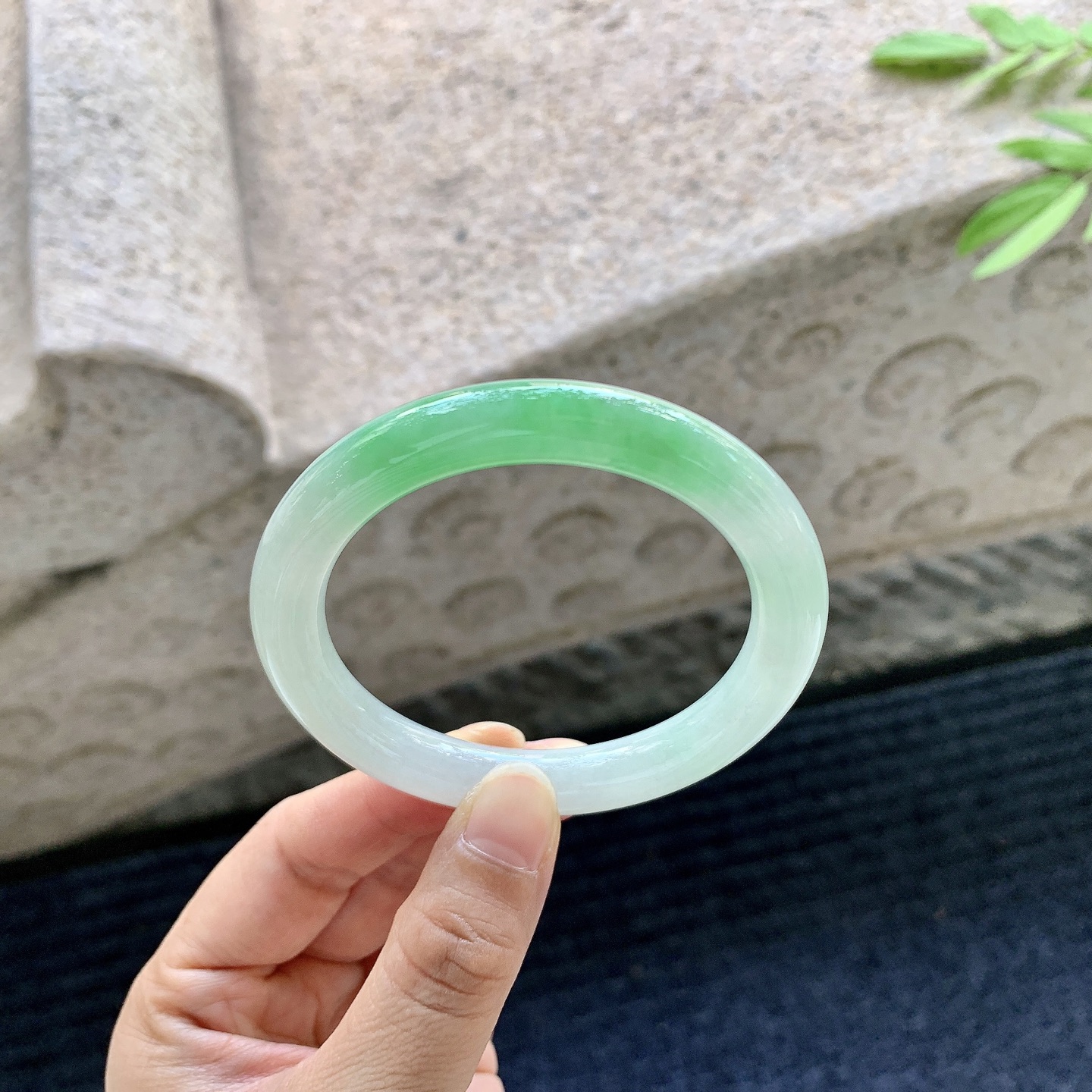 圆条52 53，圈口53.8/9/9，编码GL080572，描述飘阳绿，水润，种老，细腻，有棉线