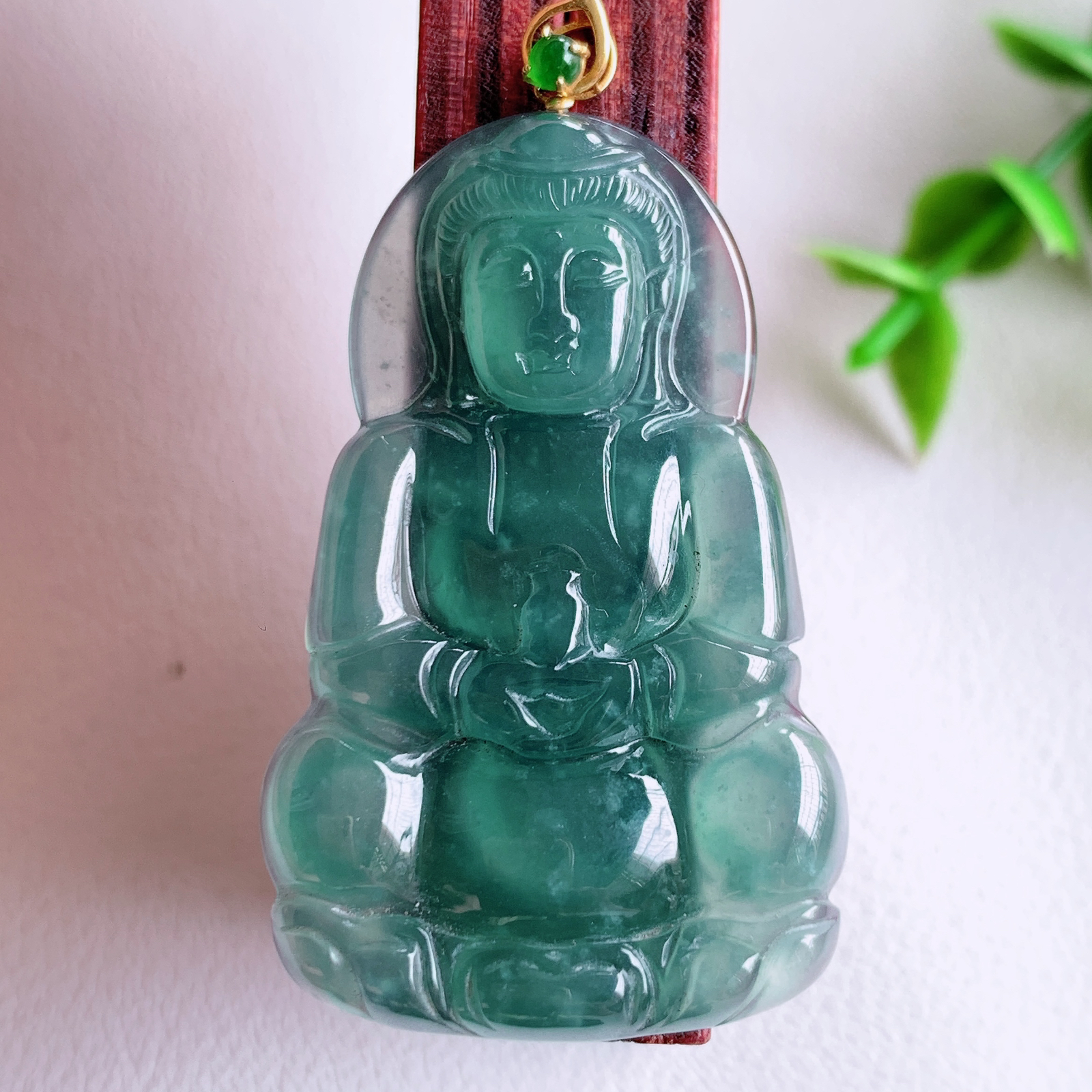 18k金扣蓝冰精雕观音吊坠，法相端庄大气，工艺精湛，种色浓郁，细腻饱满冰润，种老水足，收藏佳品，佩戴大气  W03.3 整体尺寸：47-25.5-4.5mm  裸石尺寸：42-25.5-4.5mm