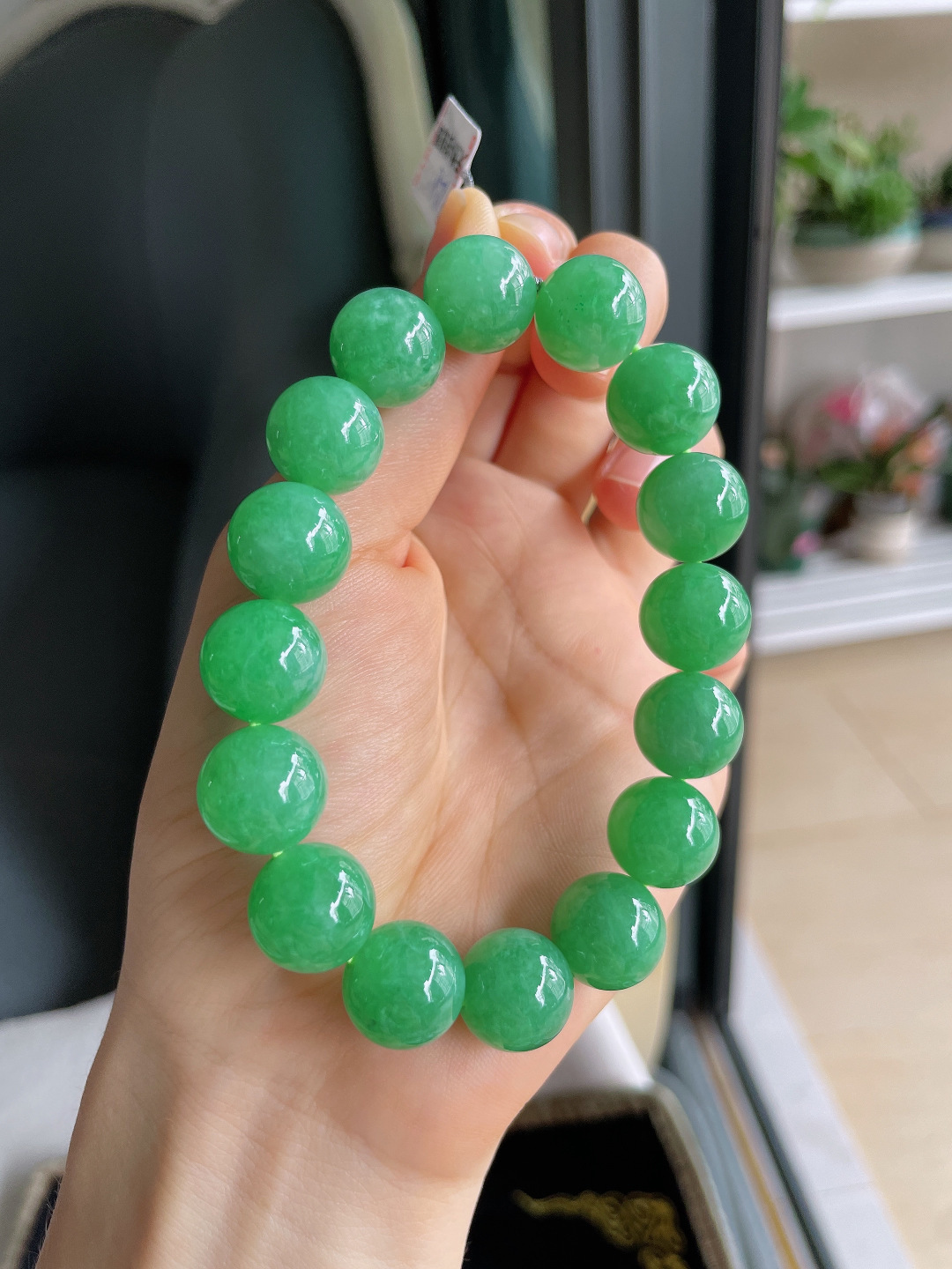 缅甸天然翡翠A货，冰满绿辣绿手串，尺寸：12.8mm。【编4346】