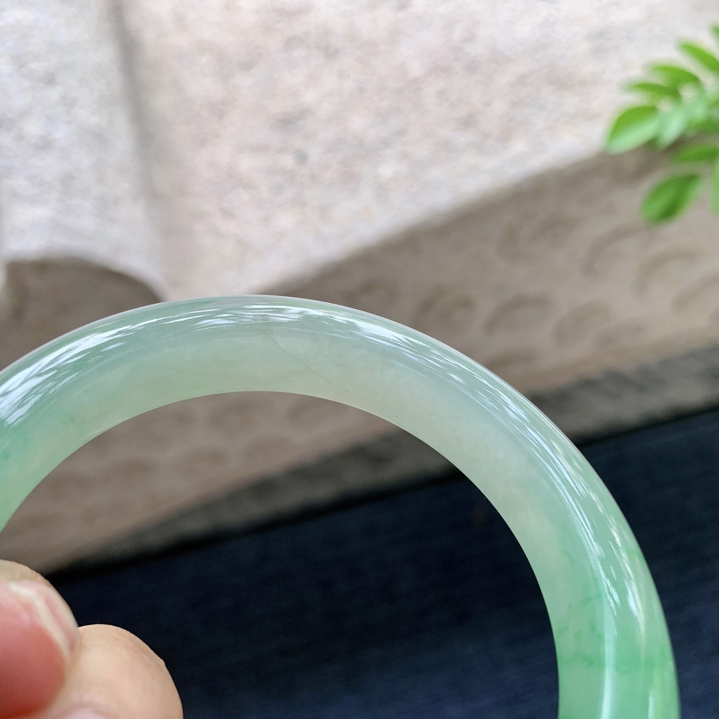 正圈53 54，圈口54.5/10.6/8.7，编码HT080527，冰糯阳绿，水润，种老，细腻，有纹线