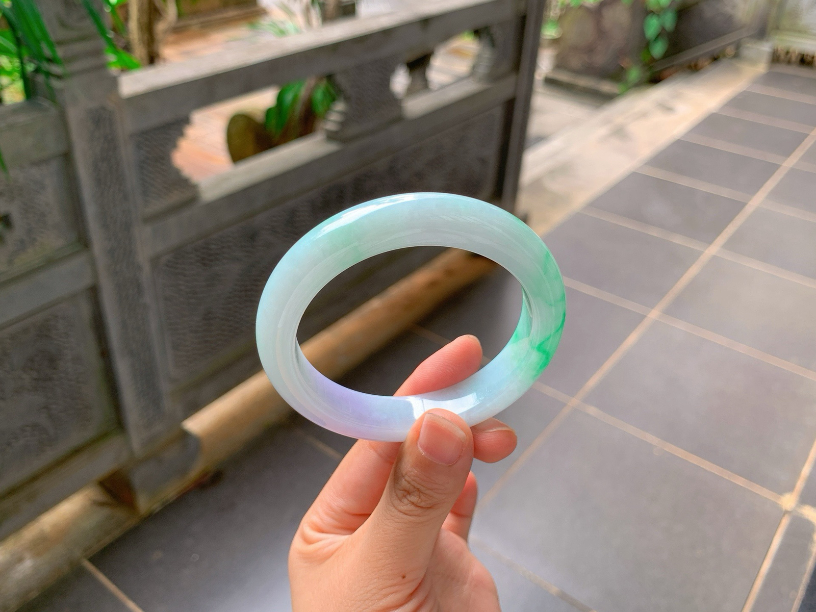 ｜57圈口
渐变春彩福镯
柔紫漫染镯底，翠色悠然流淌，紫与绿温柔相融，如梦似幻，