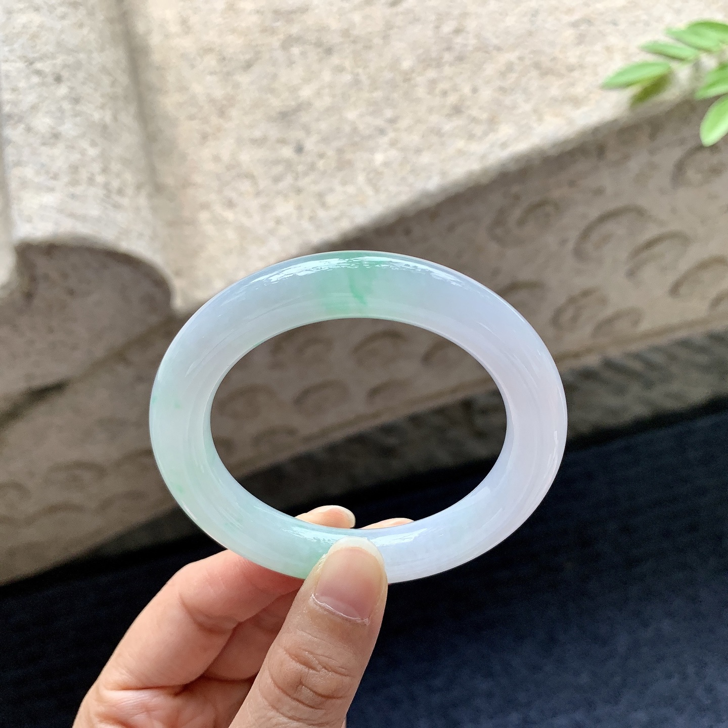 圆条50 51，圈口51.7/10.5/10，编码G7080403，描述冰糯春彩，水润，种老，细腻，无裂。