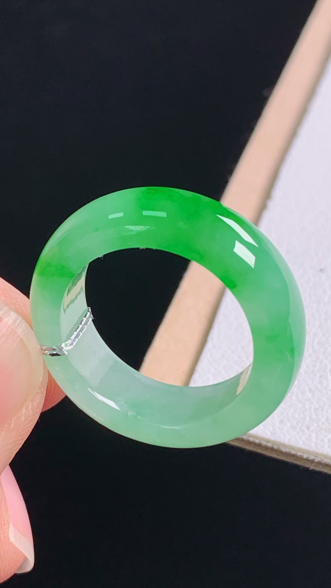 冰绿指环，色泽明艳，底子细腻，无裂，尺寸:圈口13/16.9-6.7-3.6mm