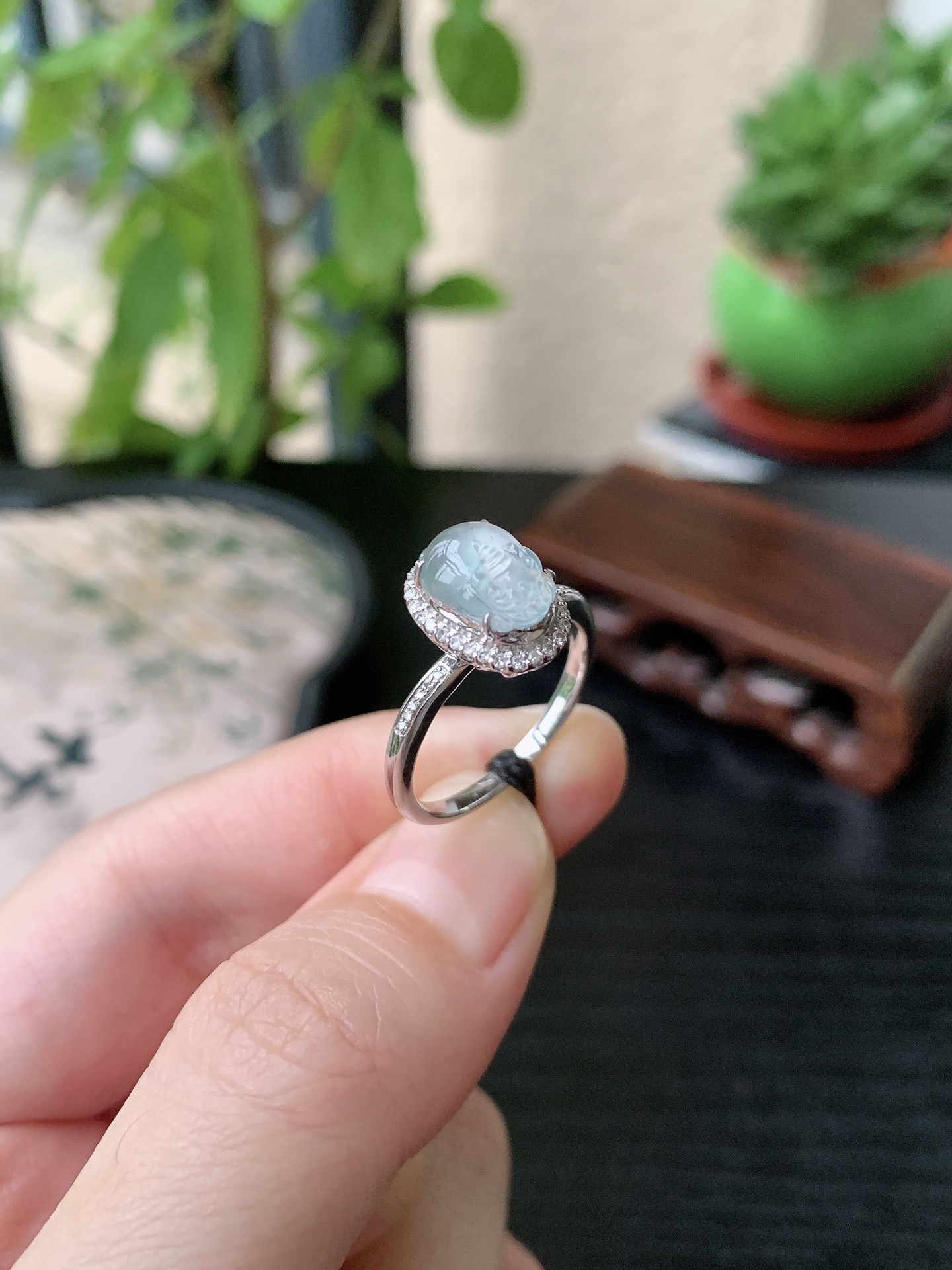 18k金镶嵌老坑冰种胶感白月光貔貅戒指,裸石尺寸:9.5-6.7-4.3mm