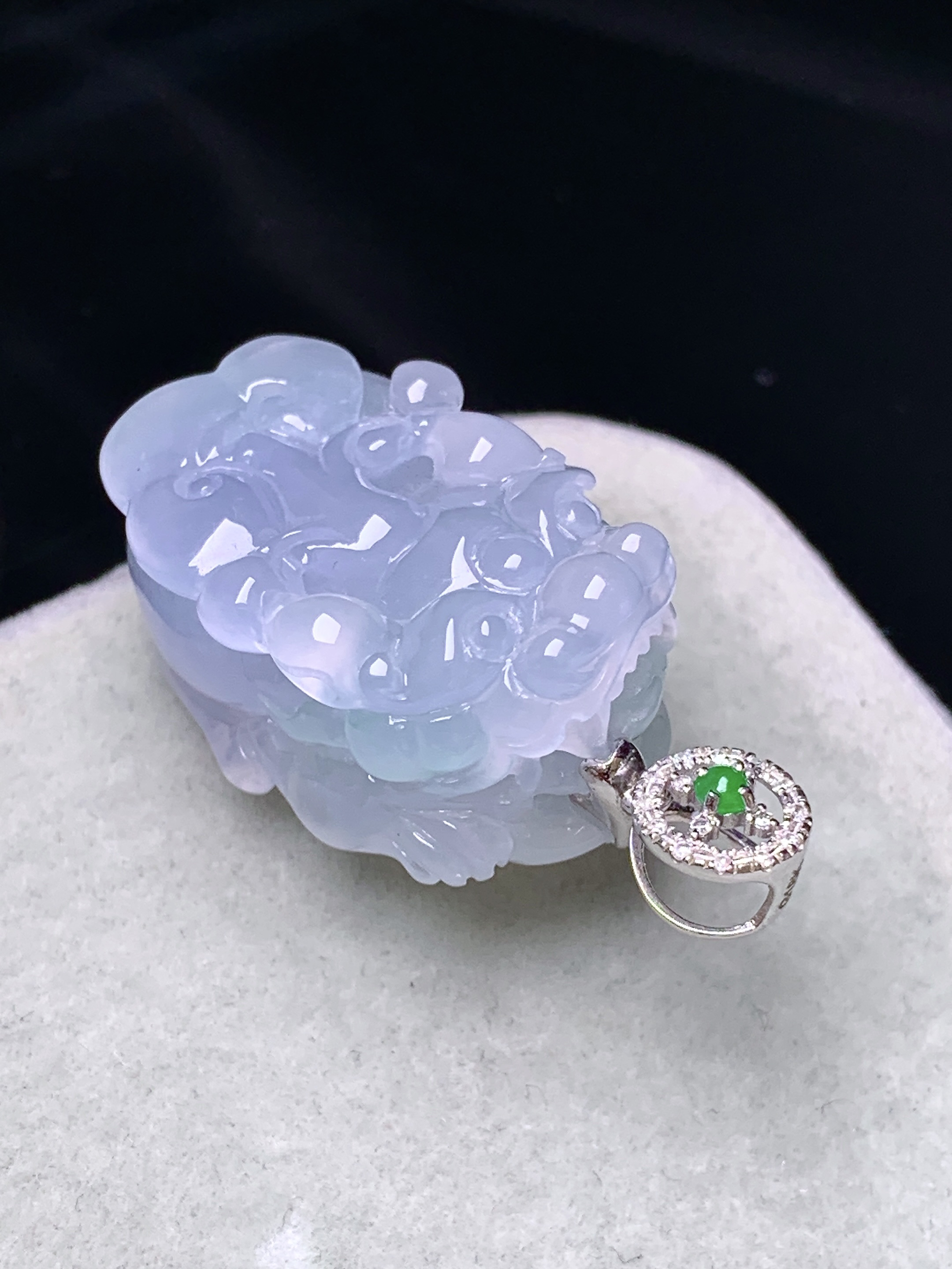 18k金镶嵌貔貅吊坠 玉质细腻 色泽艳丽清新 水润亮眼 整体尺寸33.5*16.5*12 b1