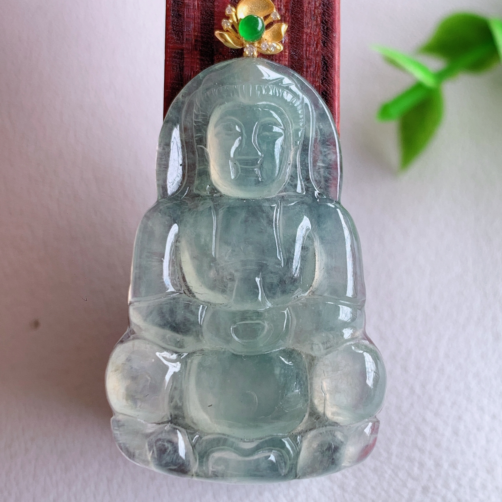 18k金扣冰润精雕观音吊坠，法相端庄大气，工艺精湛，种色浓郁，细腻饱满冰润，种老水足，收藏佳品，佩戴大气  W03.3   尺寸：33-21.8-3.8mm