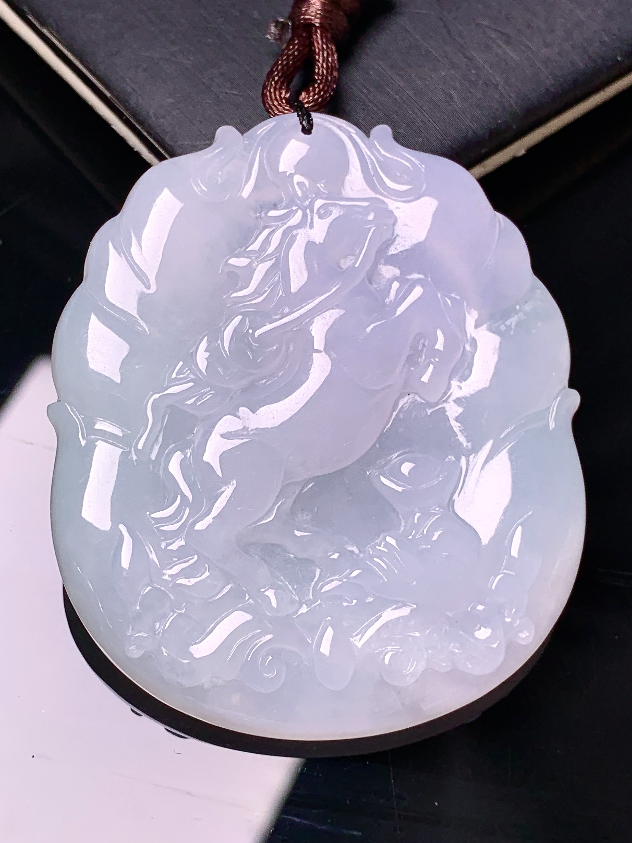 生肖马牌吊坠 玉质细腻 色泽艳丽清新 水润亮眼 整体尺寸50.3*42*5.8 b2