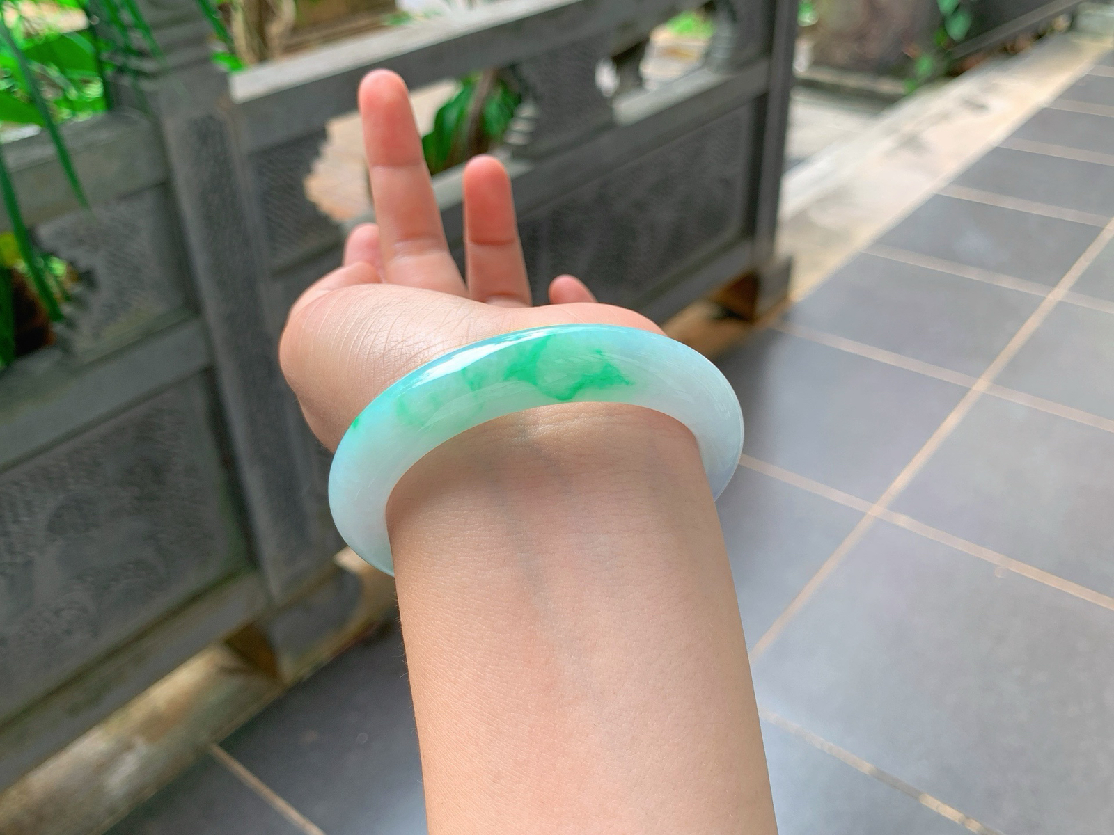 ｜57圈口
渐变春彩福镯
柔紫漫染镯底，翠色悠然流淌，紫与绿温柔相融，如梦似幻，