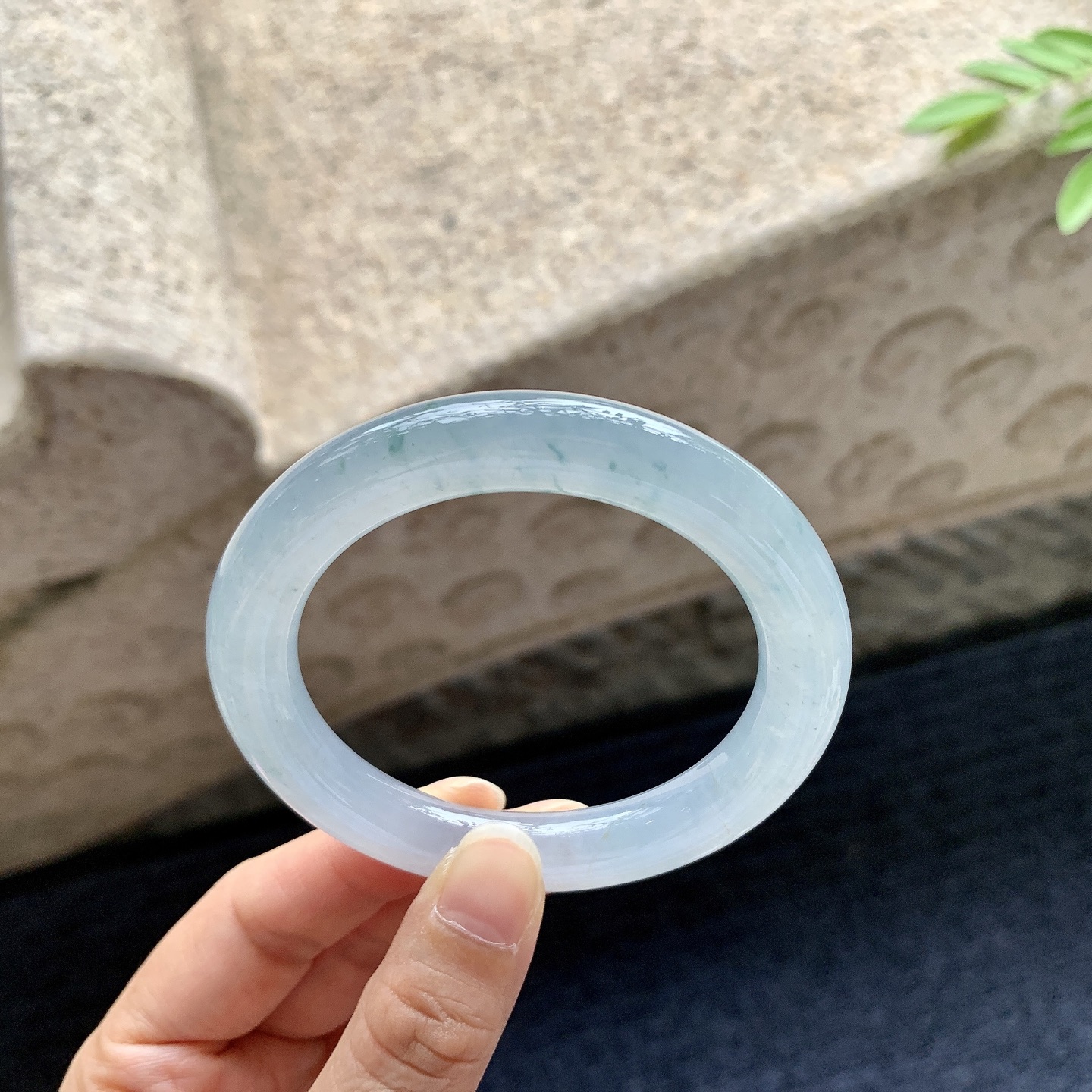 圆条53 54，圈口54/9.8/10，编码A1080431，描述：冰糯淡蓝飘花，水润，种老，细腻，打灯有纹线