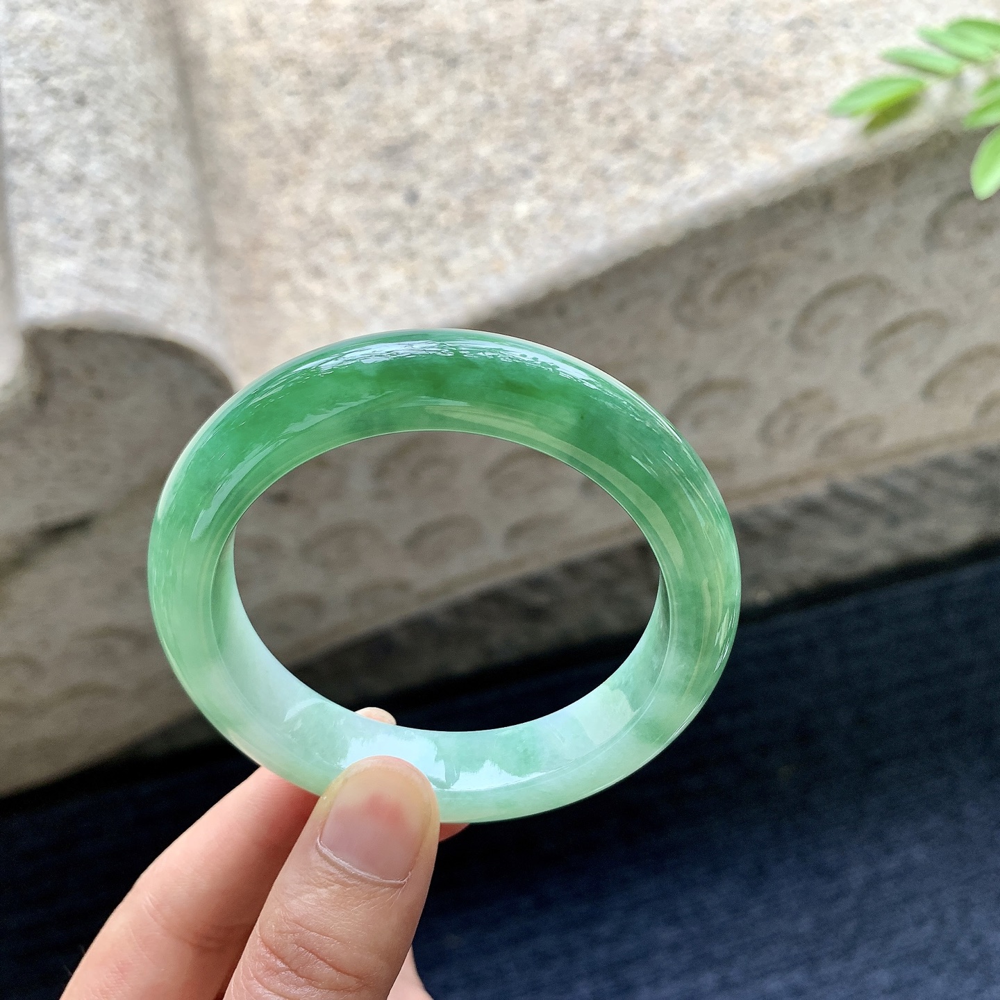 正圈52 53，圈口53.8/12/8.9，编码A1080430，描述辣绿，水润，种老，细腻，打灯有絮线
