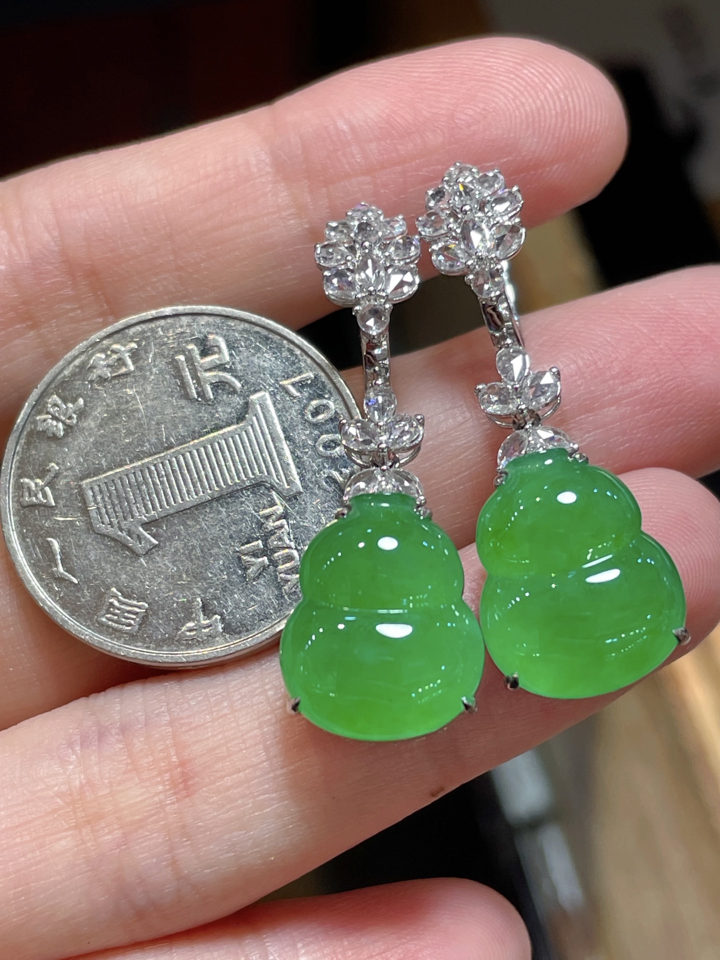 精品辣绿葫芦耳环，满色水头足，这款很时尚，18k真金真钻镶嵌，料子饱满细腻，种水，15.2-12.7-4.2