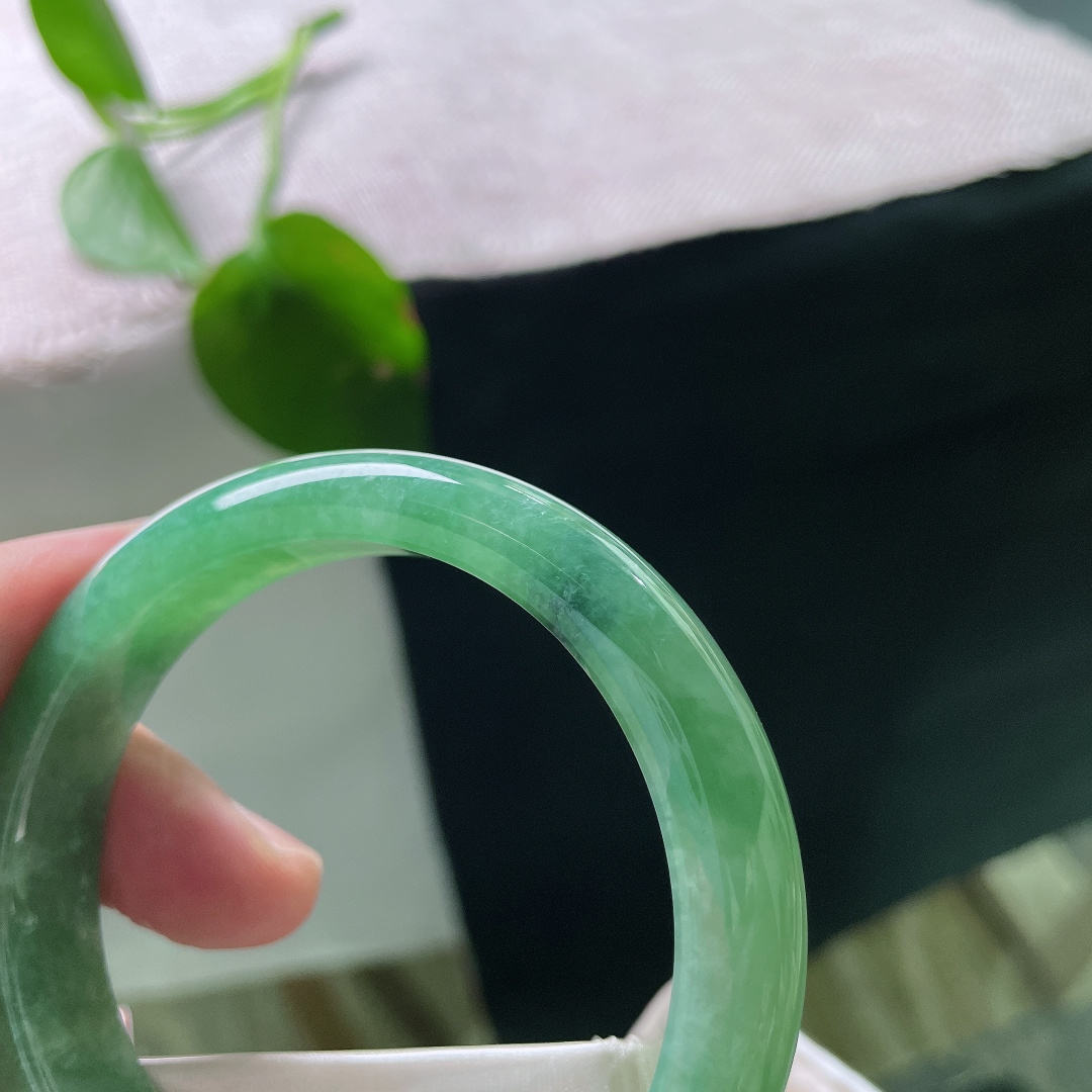 绿底正圈，晶体感，满圈湖水绿糯冰镯，翠色浓郁均匀铺满镯身。ss56356a