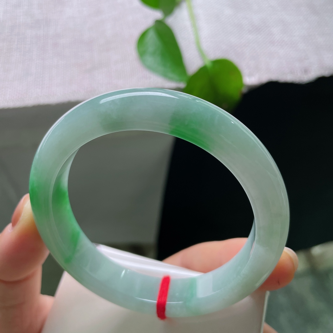 57.3/11.9/8.7飘绿正圈，翠色鲜活，种老，细润，贵气自扬，里圈纹裂，57132