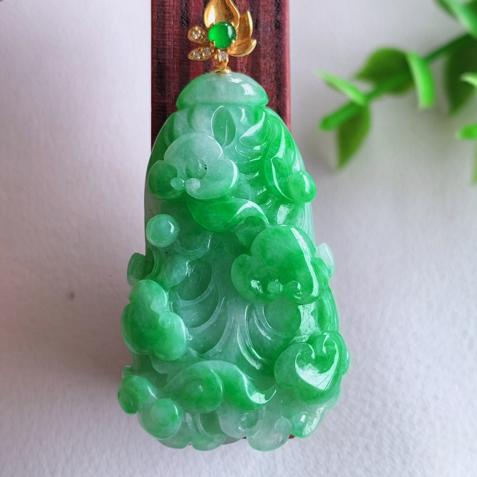 18k金伴钻冰润飘阳绿白菜吊坠  玉质细腻，巧雕白菜，叶脉纹理细密，饱和紧密;茎叶粗壮有力，白菜”音通“百财”，“玉”通“遇”，合起来就是“遇百财”之意，寄予事业生活中财源广进，一帆风顺 W03.3 整体尺寸：43-21.5-10mm  裸石尺寸：34.5-21.5-10mm
