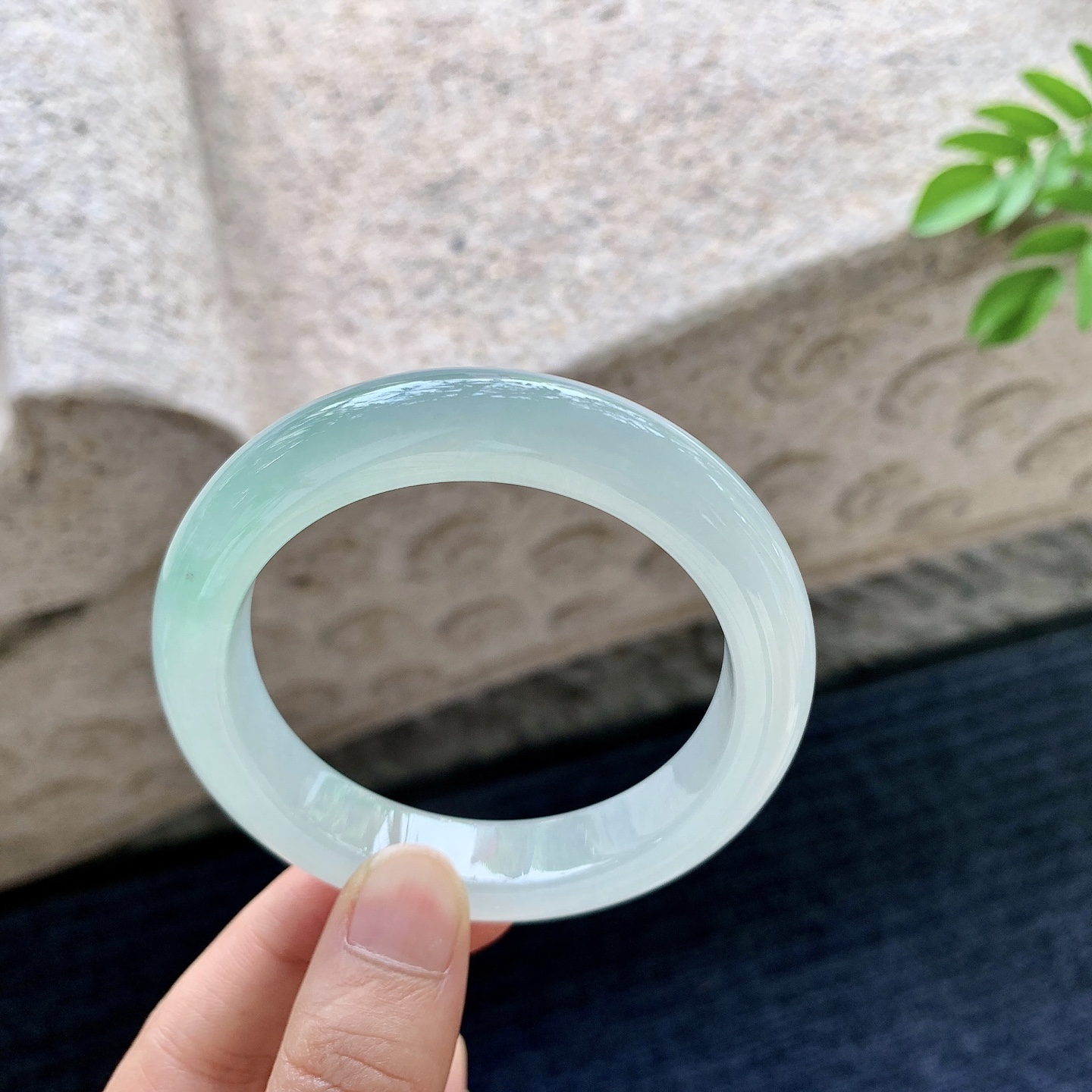 正圈53 54，圈口54.8/11.8/9，编码G7080534，描述：冰糯飘绿，水润，种老，细腻，无裂。