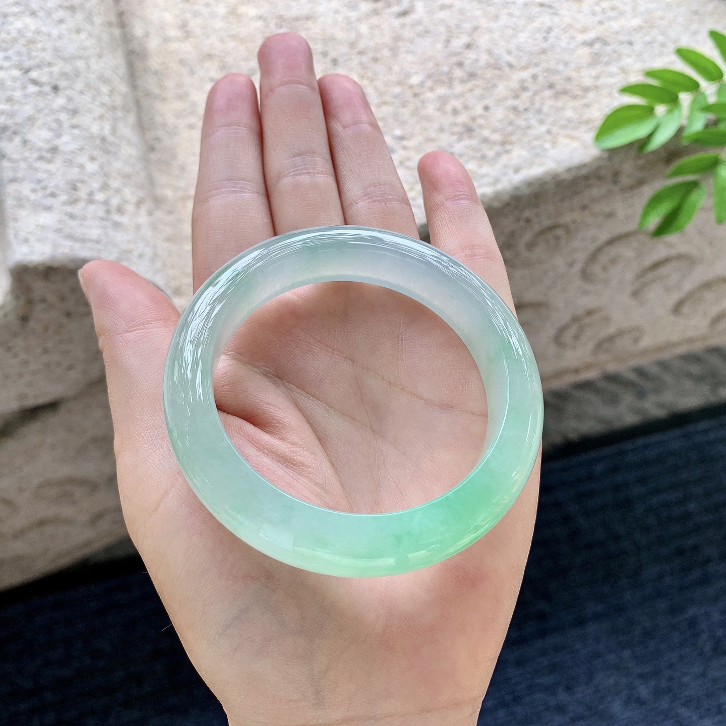 正圈52 53，圈口53.3/12.3/9.2，编码G7080538，冰糯阳绿，水润，种老，细腻，无裂。
