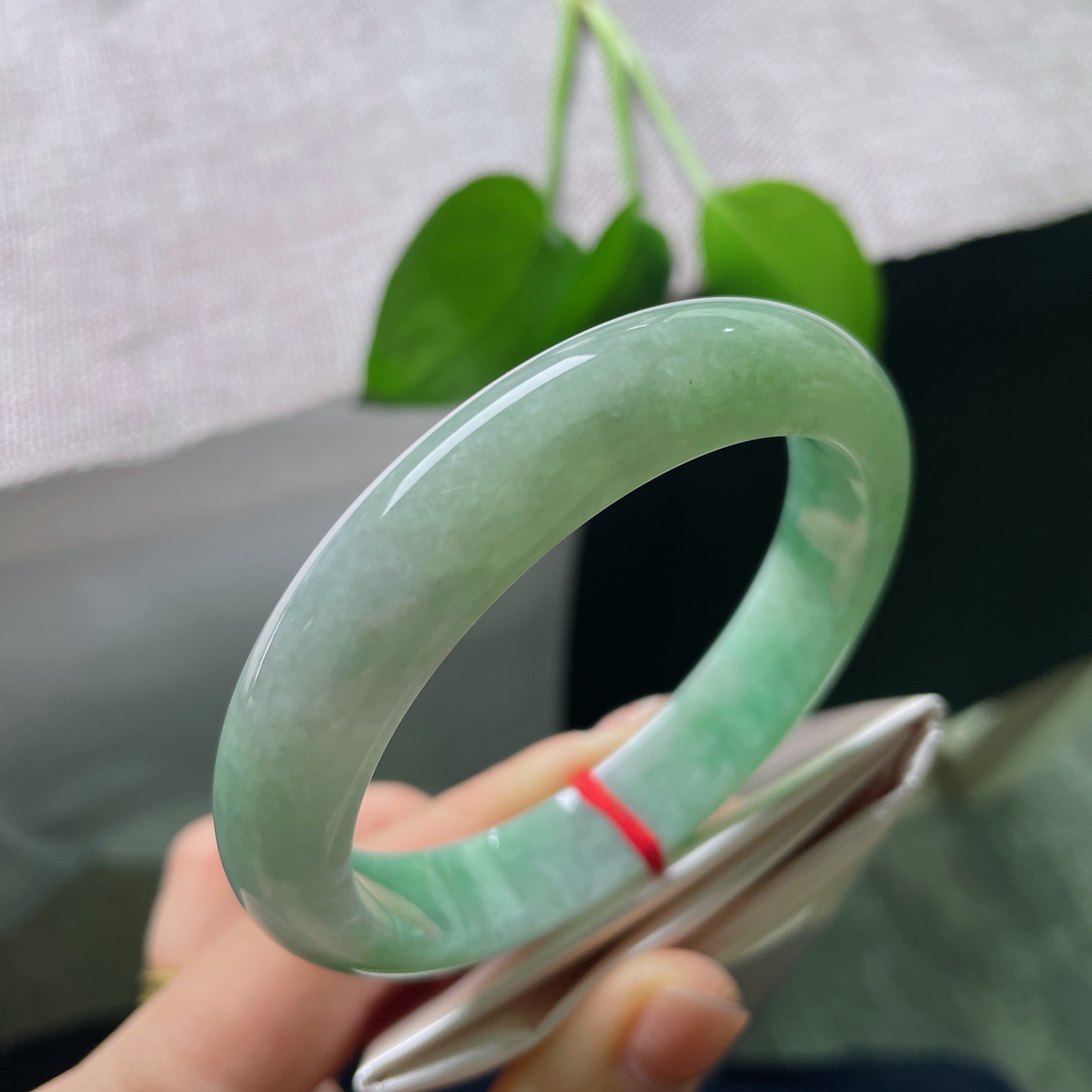 特惠活动#58.4/12.8/8.9，飘绿正圈，皮纹，，底色温润柔和，鲜亮灵动的阳绿萦绕镯侧，绿感鲜活明媚，气质温婉鲜活，ss56757a