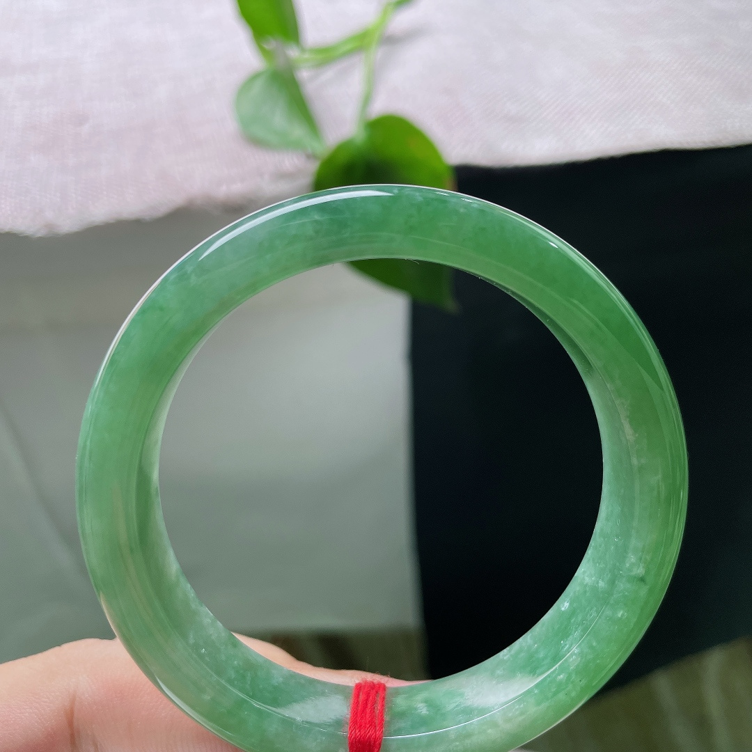 绿底正圈，晶体感，满圈湖水绿糯冰镯，翠色浓郁均匀铺满镯身。ss56356a