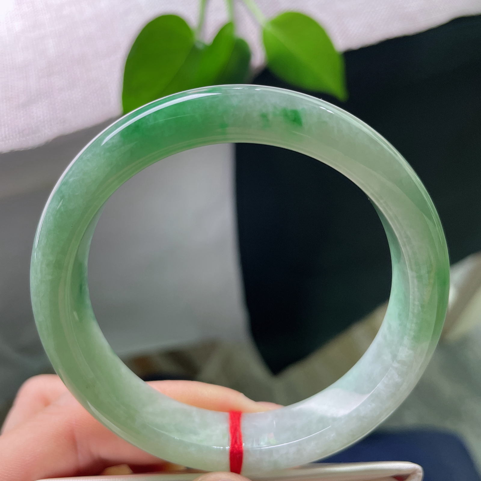 特惠活动#58.4/12.8/8.9，飘绿正圈，皮纹，，底色温润柔和，鲜亮灵动的阳绿萦绕镯侧，绿感鲜