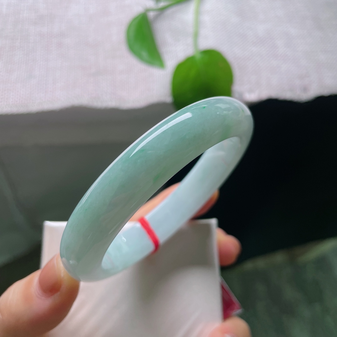 绿底正圈，无裂，清润底色裹挟淡淡翠意，玉感油润，不张扬不艳丽，通勤日常都适配。ss56715a