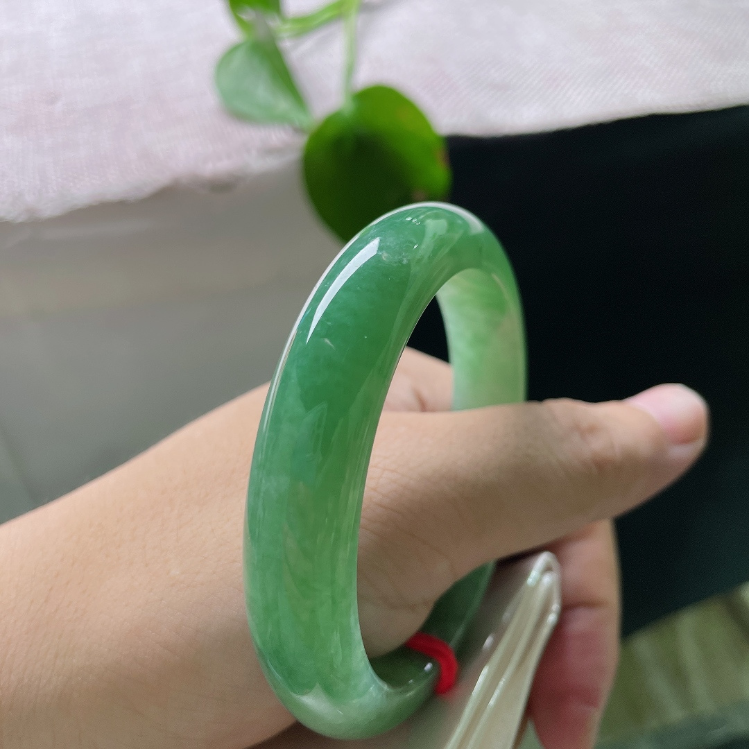 绿底正圈，晶体感，满圈湖水绿糯冰镯，翠色浓郁均匀铺满镯身。ss56356a