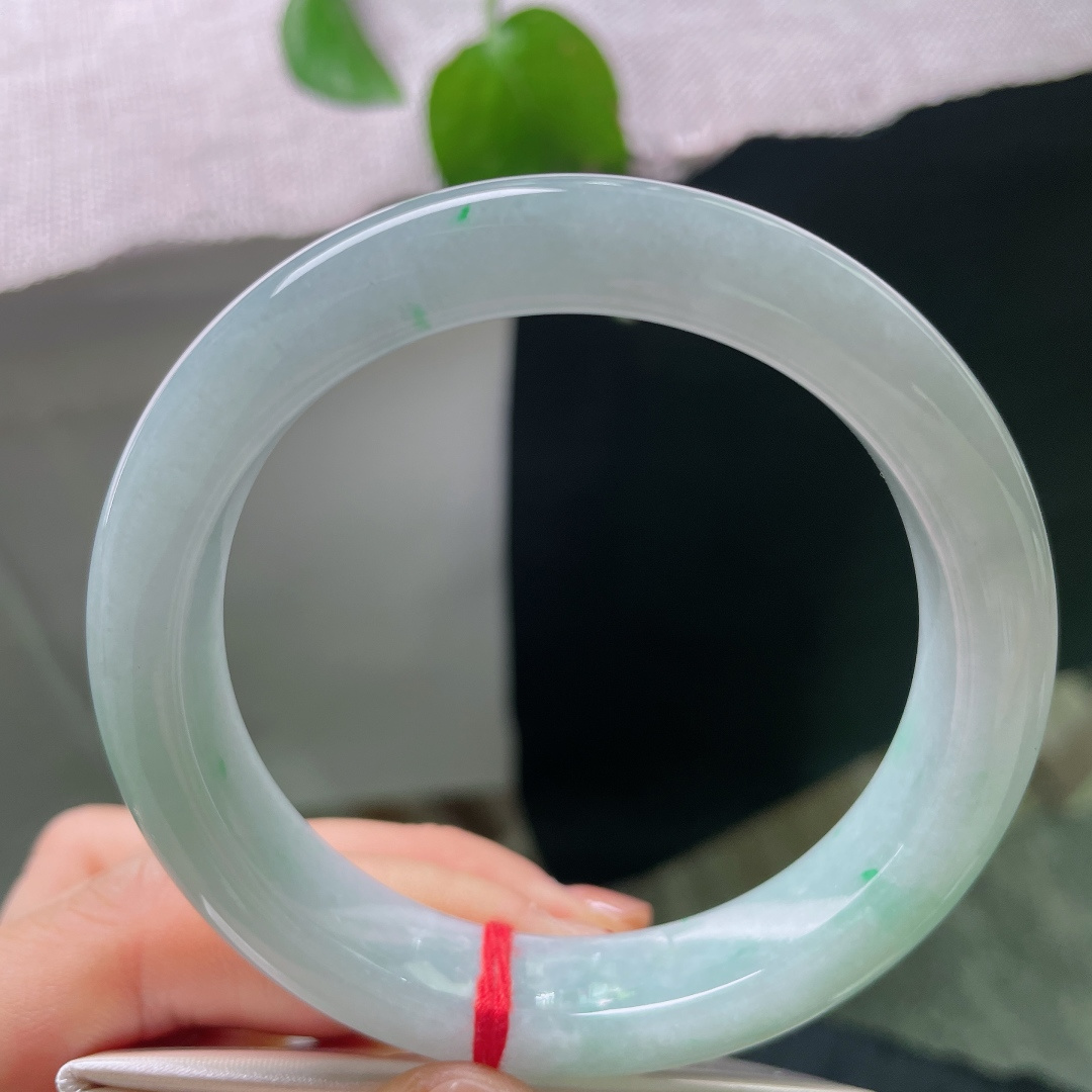 绿底正圈，无裂，清润底色裹挟淡淡翠意，玉感油润，不张扬不艳丽，通勤日常都适配。ss56715a