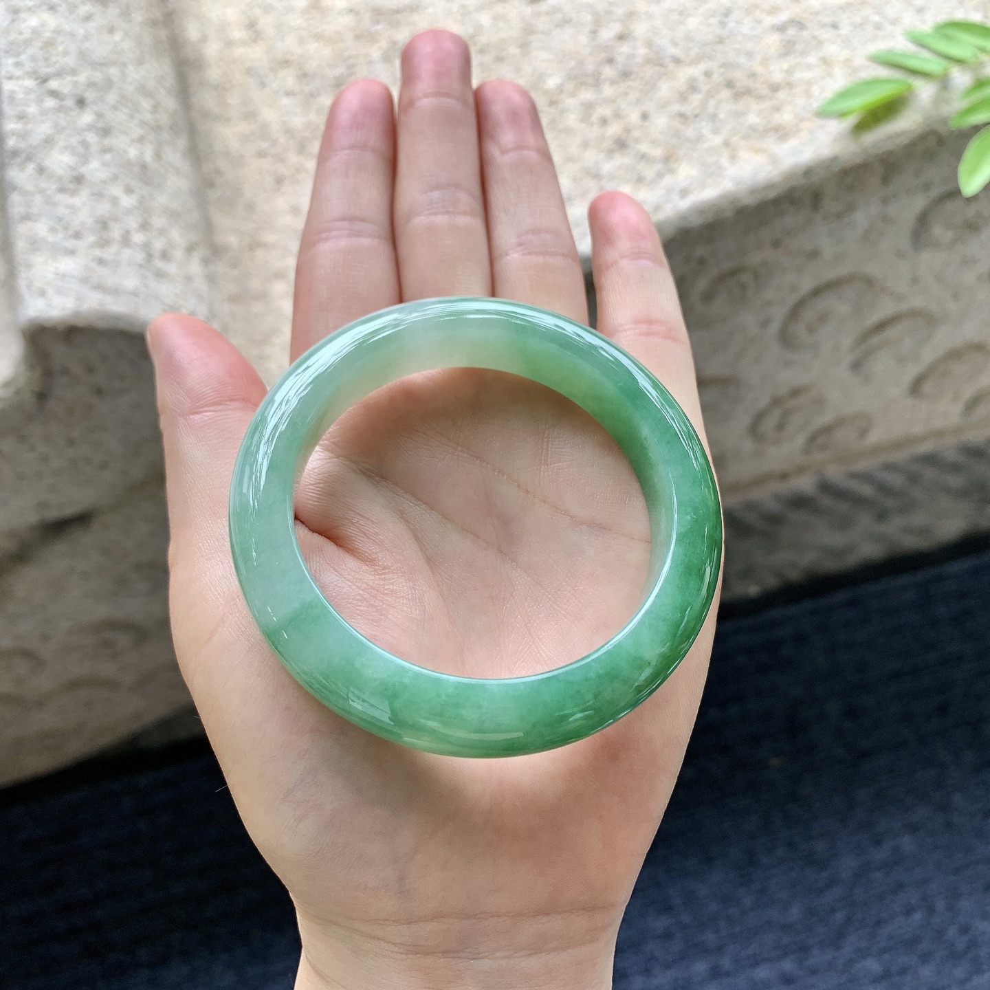 正圈52 53，圈口53.8/12/8.9，编码A1080430，描述辣绿，水润，种老，细腻，打灯有絮线