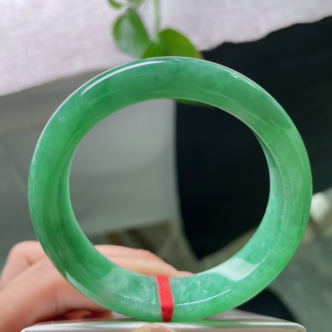 54.6/13.5/8.9，满绿正圈，无裂，通透细腻，鲜活翠色如云絮般环绕镯身，光泽明艳大气，灵气贵气相融，上手超提气质。ss56319a