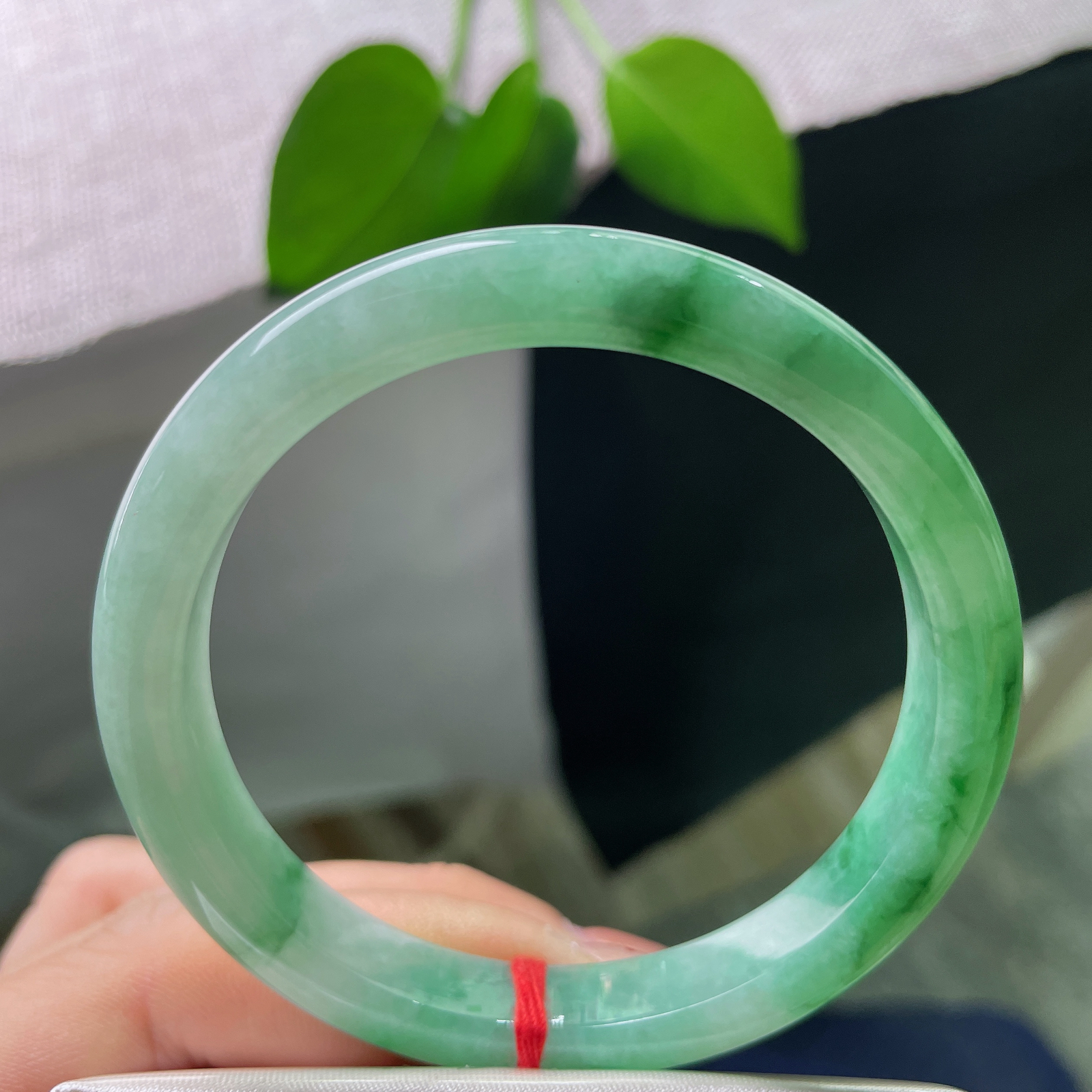 特惠活动#56/9.4/7.6，飘花正圈，皮纹，灵动的绿飘花顺着镯身自然绵延，疏密错落，好似云烟漫过青山，绿意温柔不张扬，上手衬得气质温婉恬静，ss56972a