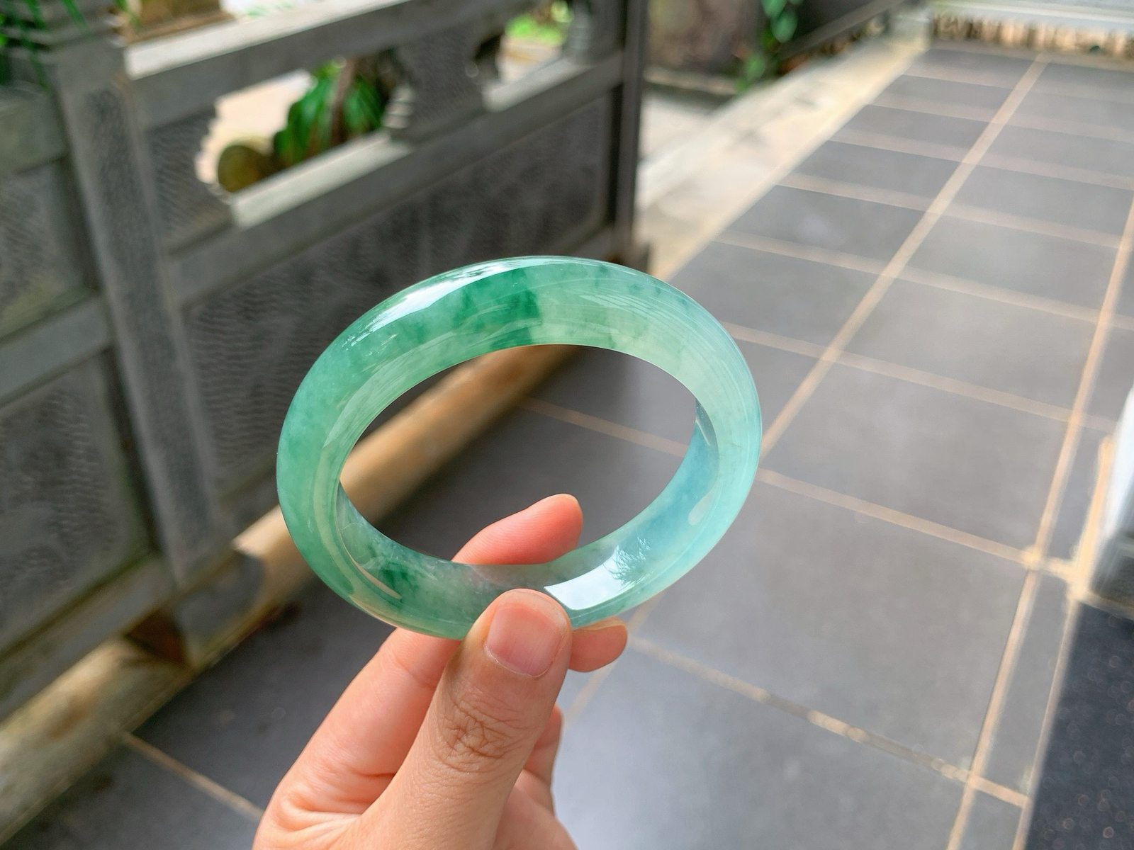 ｜57圈口
冰飘花平安镯
绿意如流云漫过镯身，种水通透起光，花色灵动肆意，上手贵气雅致