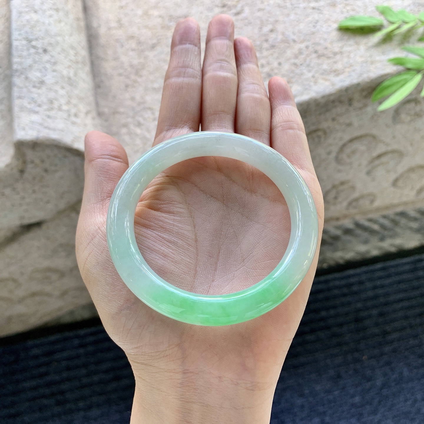 圆条52 53，圈口53.8/9/9，编码GL080572，描述飘阳绿，水润，种老，细腻，有棉线