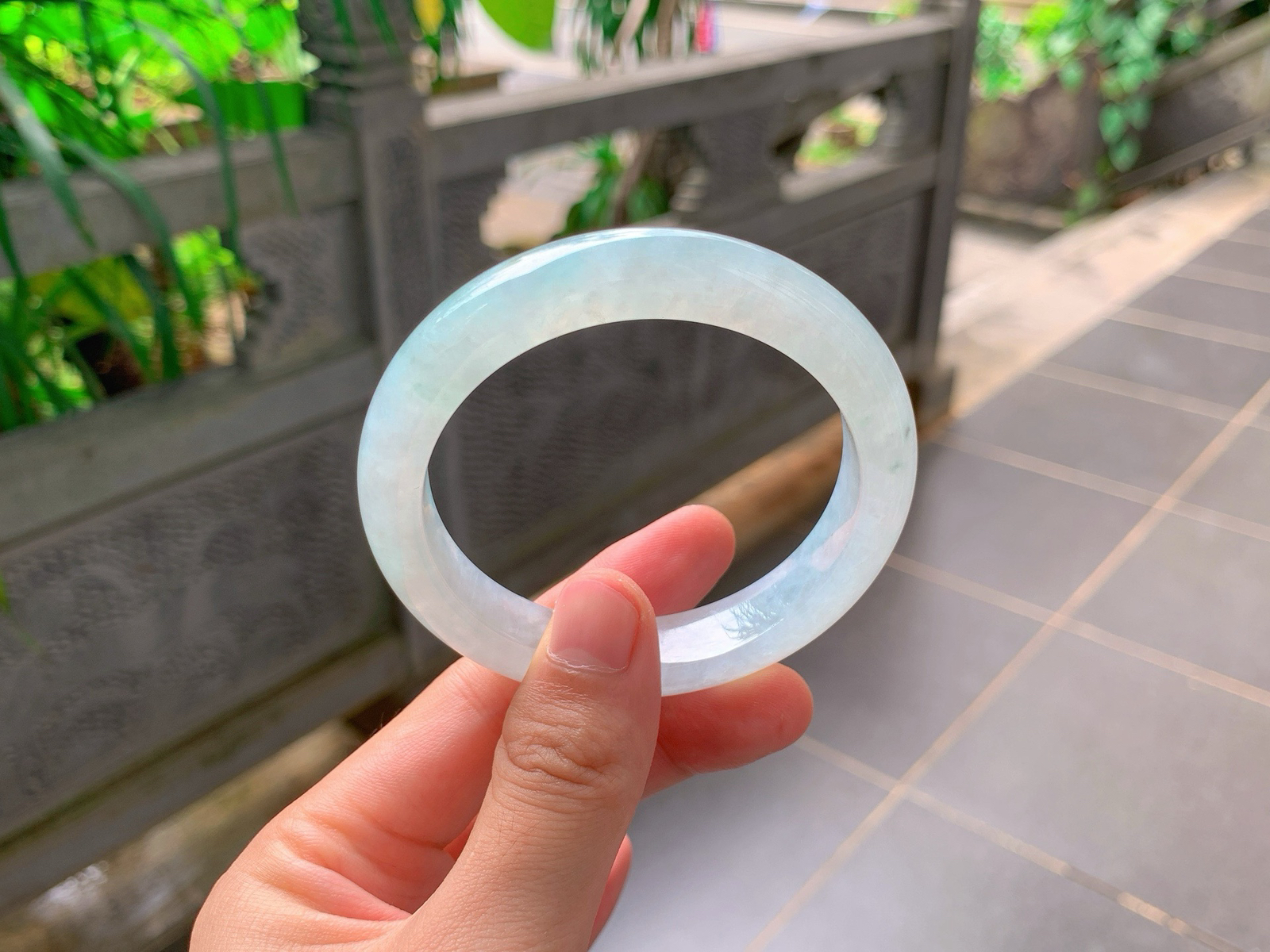 ｜58圈口
晴水平安镯
清浅冰晴底色，干净素雅不张扬，自带清冷柔和的氛围感