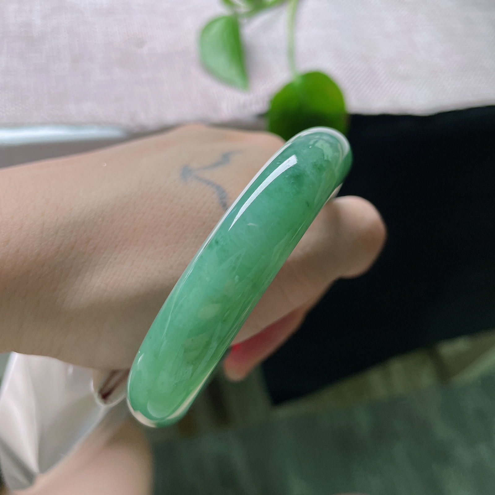 特惠活动#56/12.6/7.9，绿底正圈，一点皮纹，水润度饱满丰盈，镯体莹亮起柔和水光。ss56364a