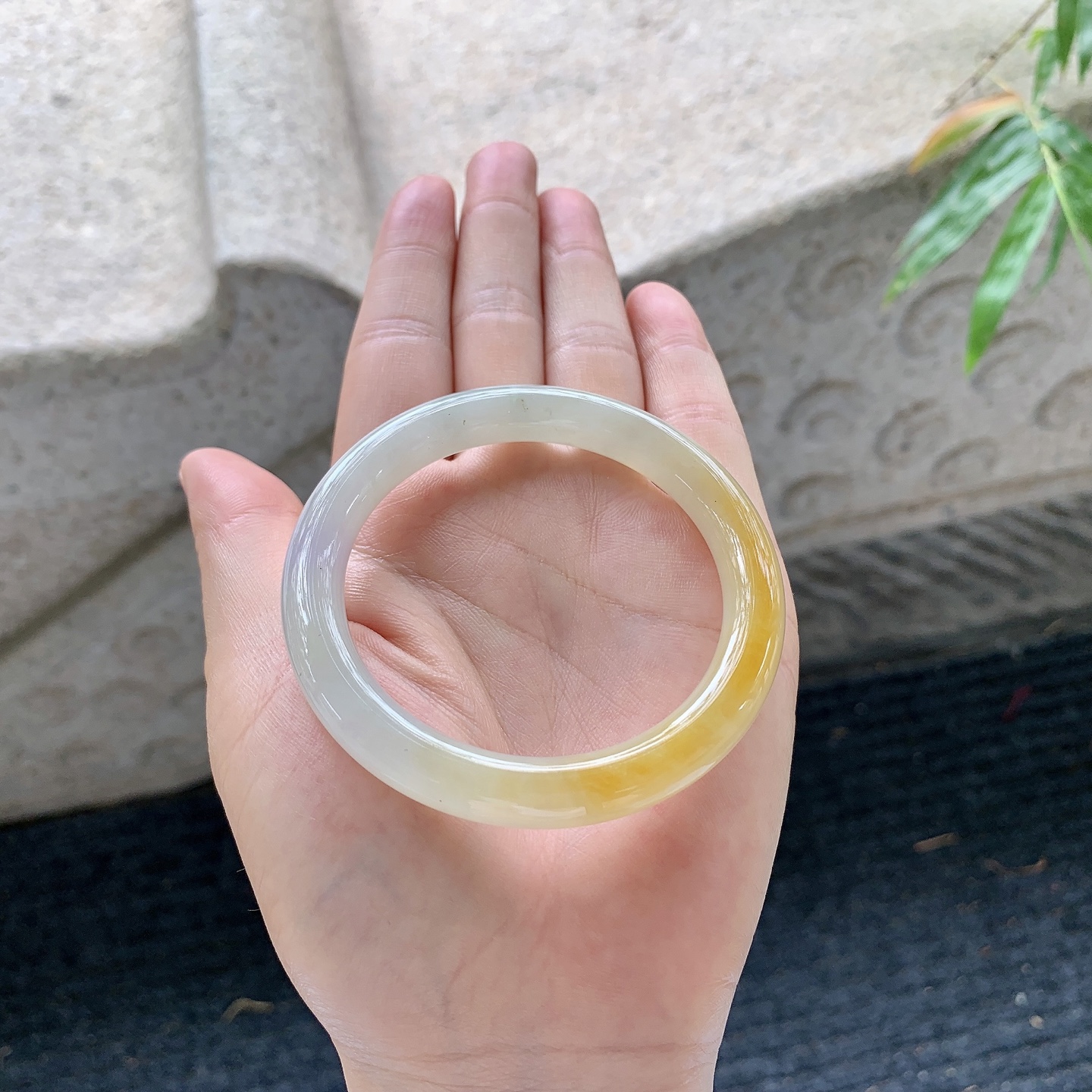 圆条51 52，圈口52.3/8.6/8.5，编码B2052073，描述黄翡，水润，种老，细腻，打灯有棉线