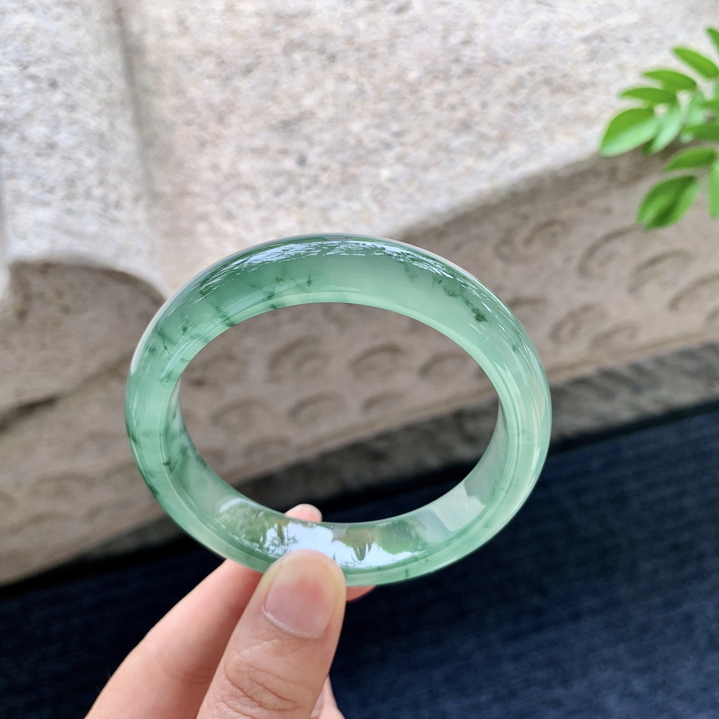正圈56 57，圈口57.1/13.1/8.1，编码HW080519，冰油绿飘花，清透，水润，种老，细腻，无裂。